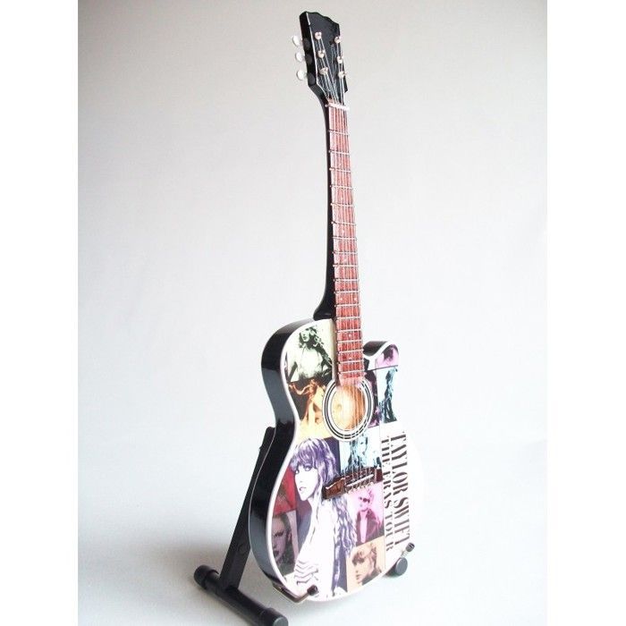 Guitarra acústica en miniatura de la gira The Eras de Taylor Swift
