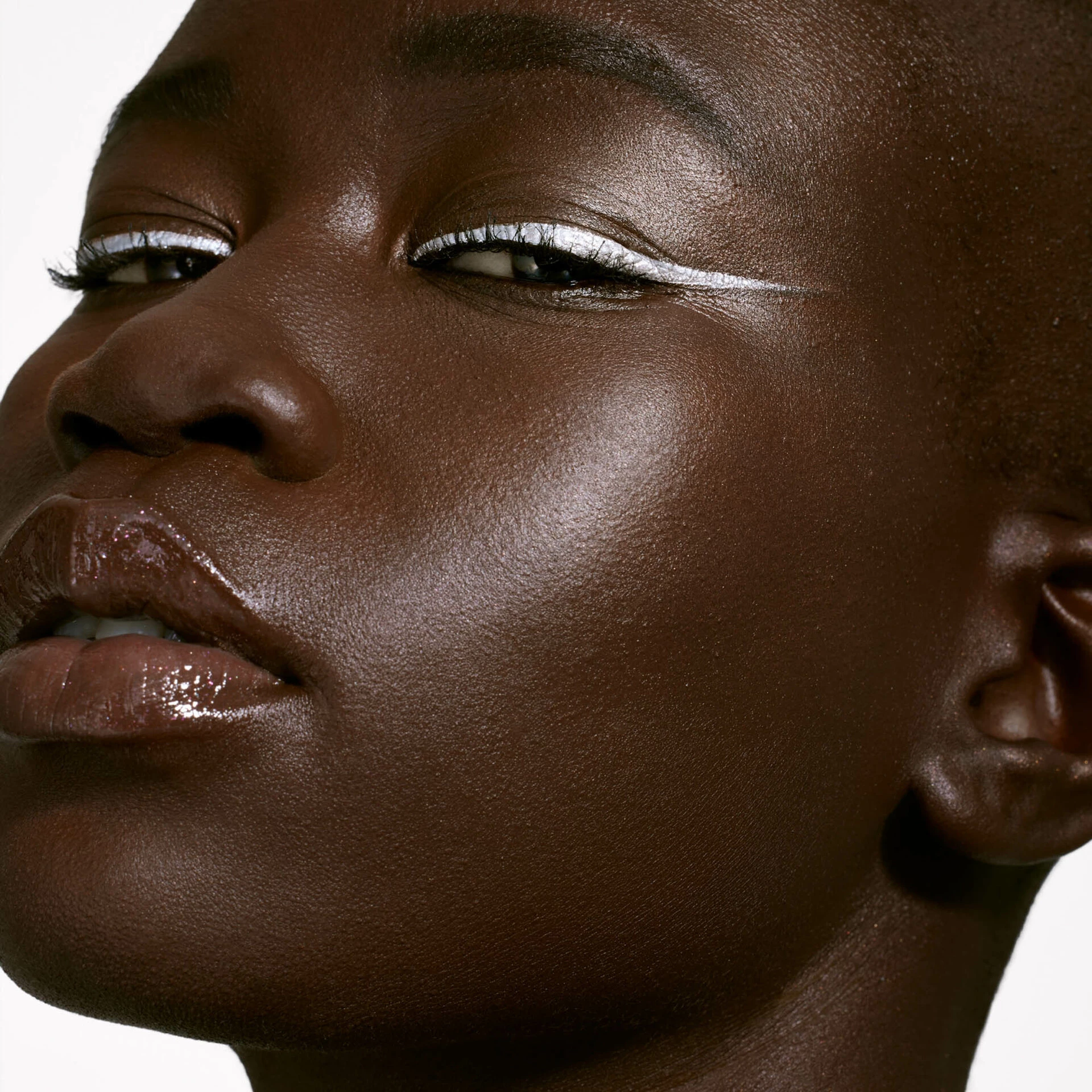 Tuș de ochi lichid strălucitor pentru pleoape, Chrome At Me - Fenty Beauty