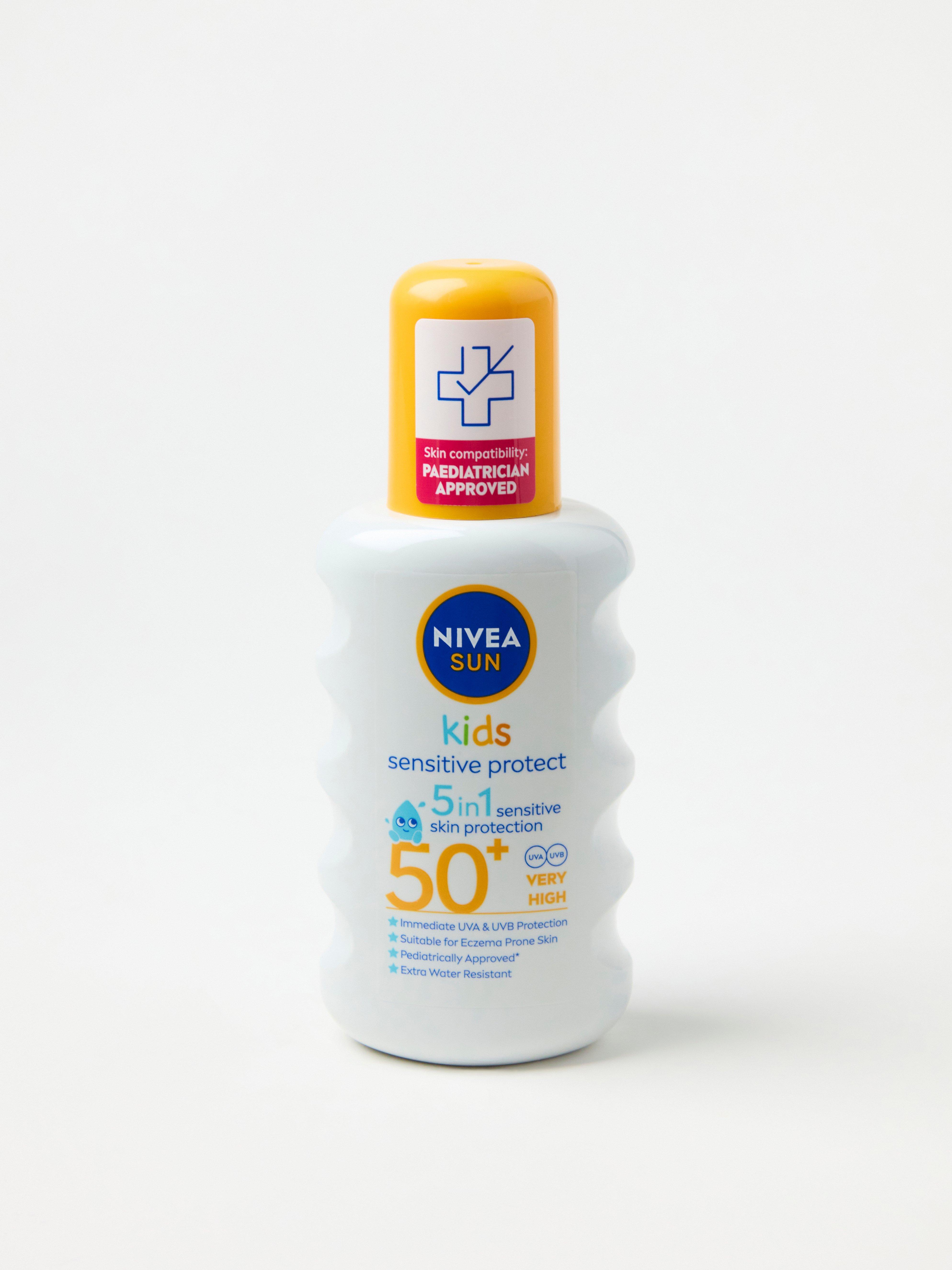 NIVEA Kids Sensitive Protect & Play solspray SPF 50 uten farge