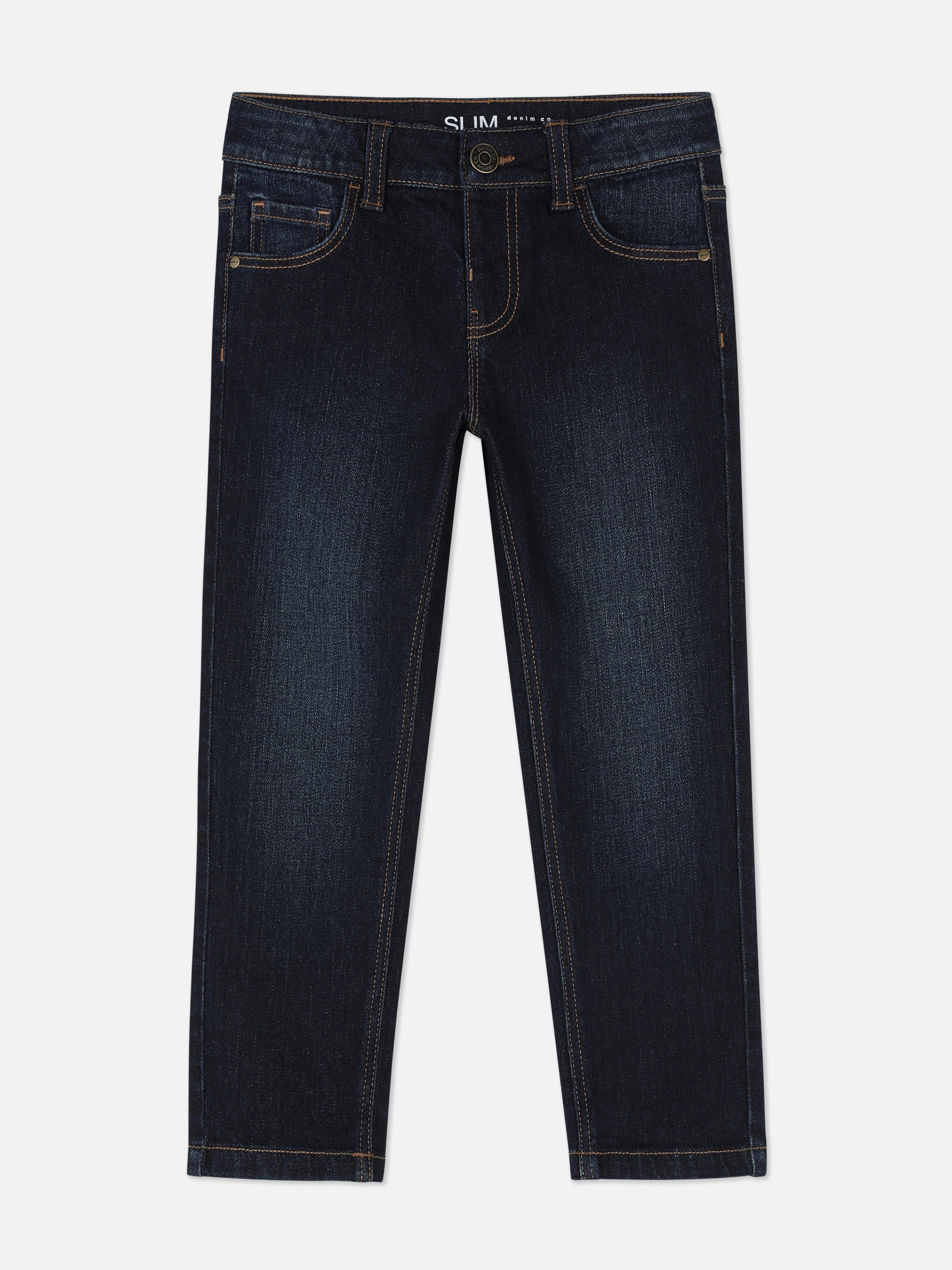 Schmal geschnittene Jeans für Jungen. Eine coole, schmal geschnittene Jeans mit Gürtelschlaufen und Knöpfen vorne.