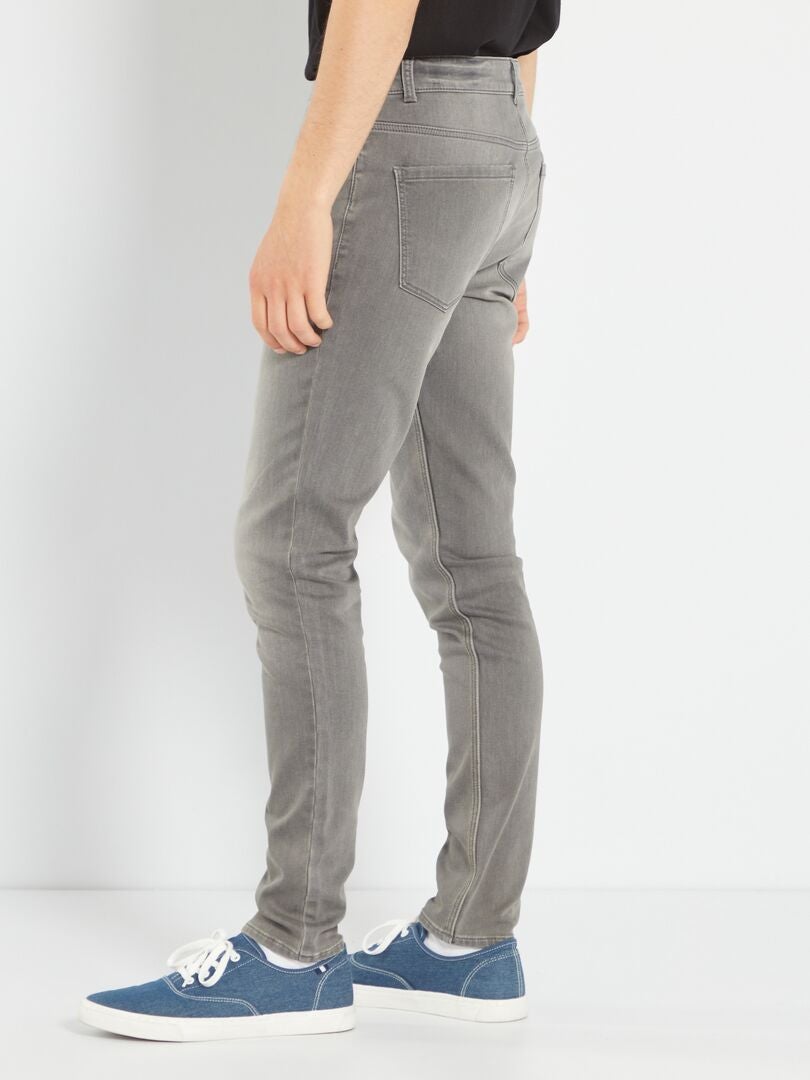 Calça jeans skinny em denim elástico - CINZA