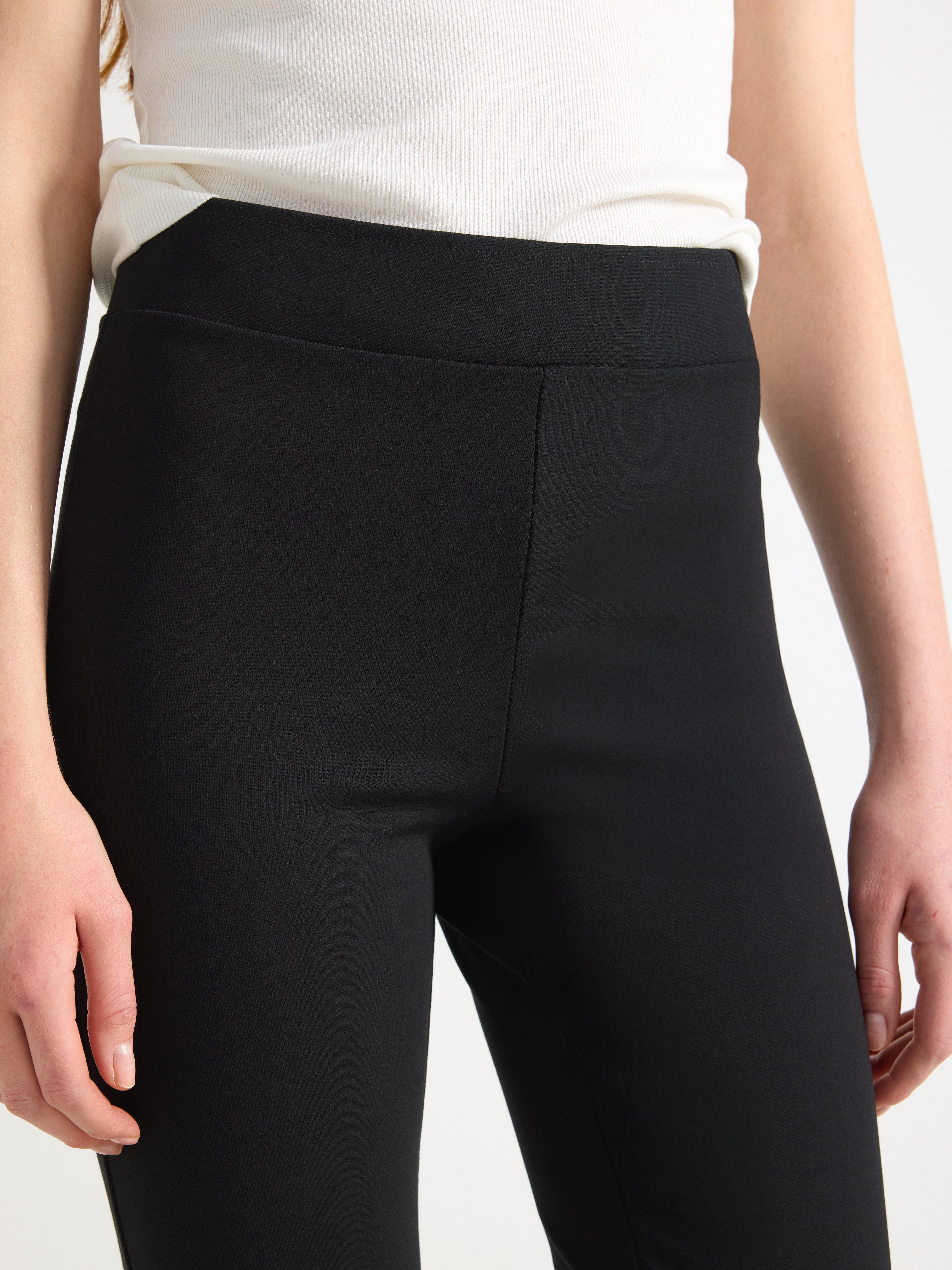 Calça cropped flare preta