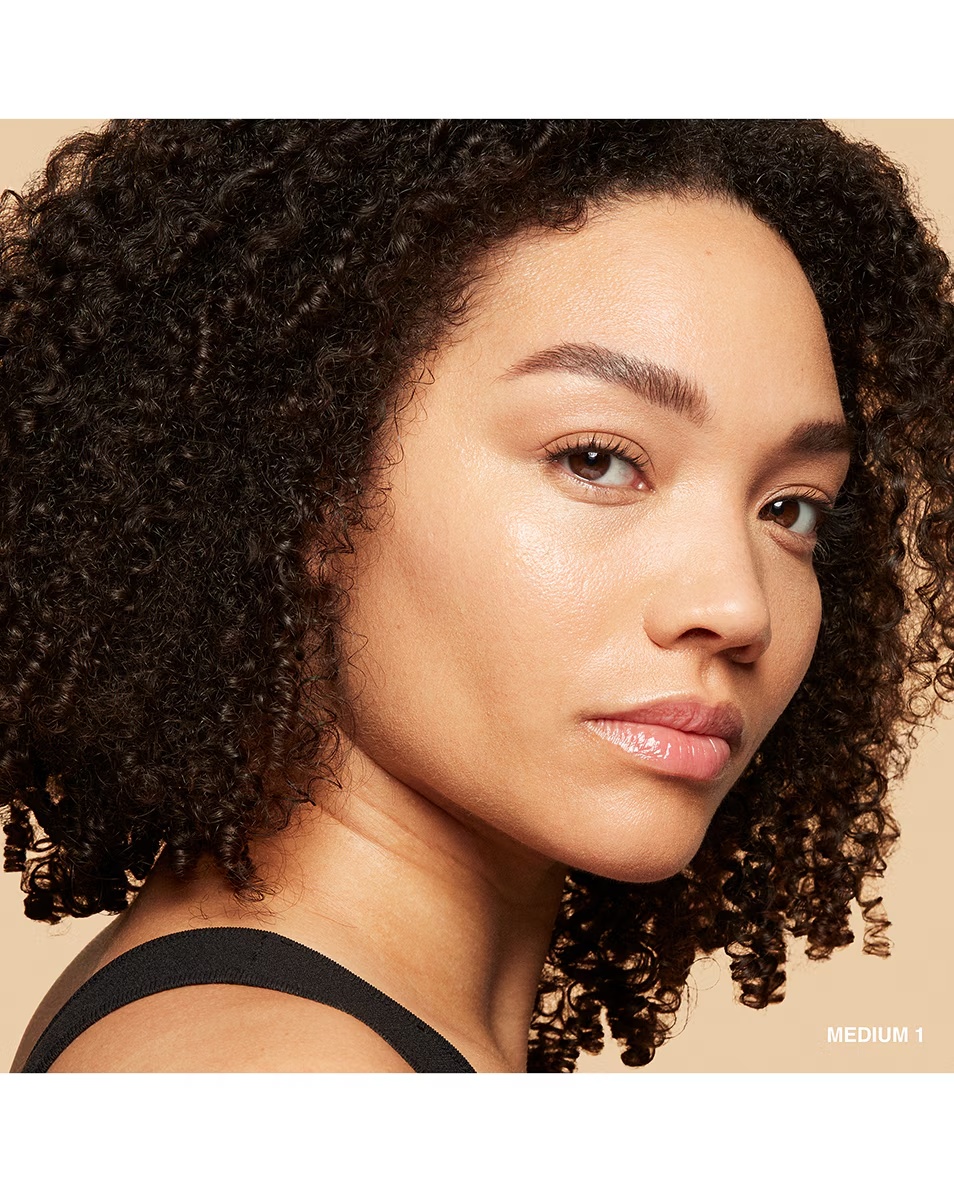 BOBBI BROWN ВИТАМИНИМА ОБОГАЋЕНА ТОНИРАНА ББ КРЕМА ЗА КОЖУ - ЛАГАНА И ХИДРАТАНТНА SPF15