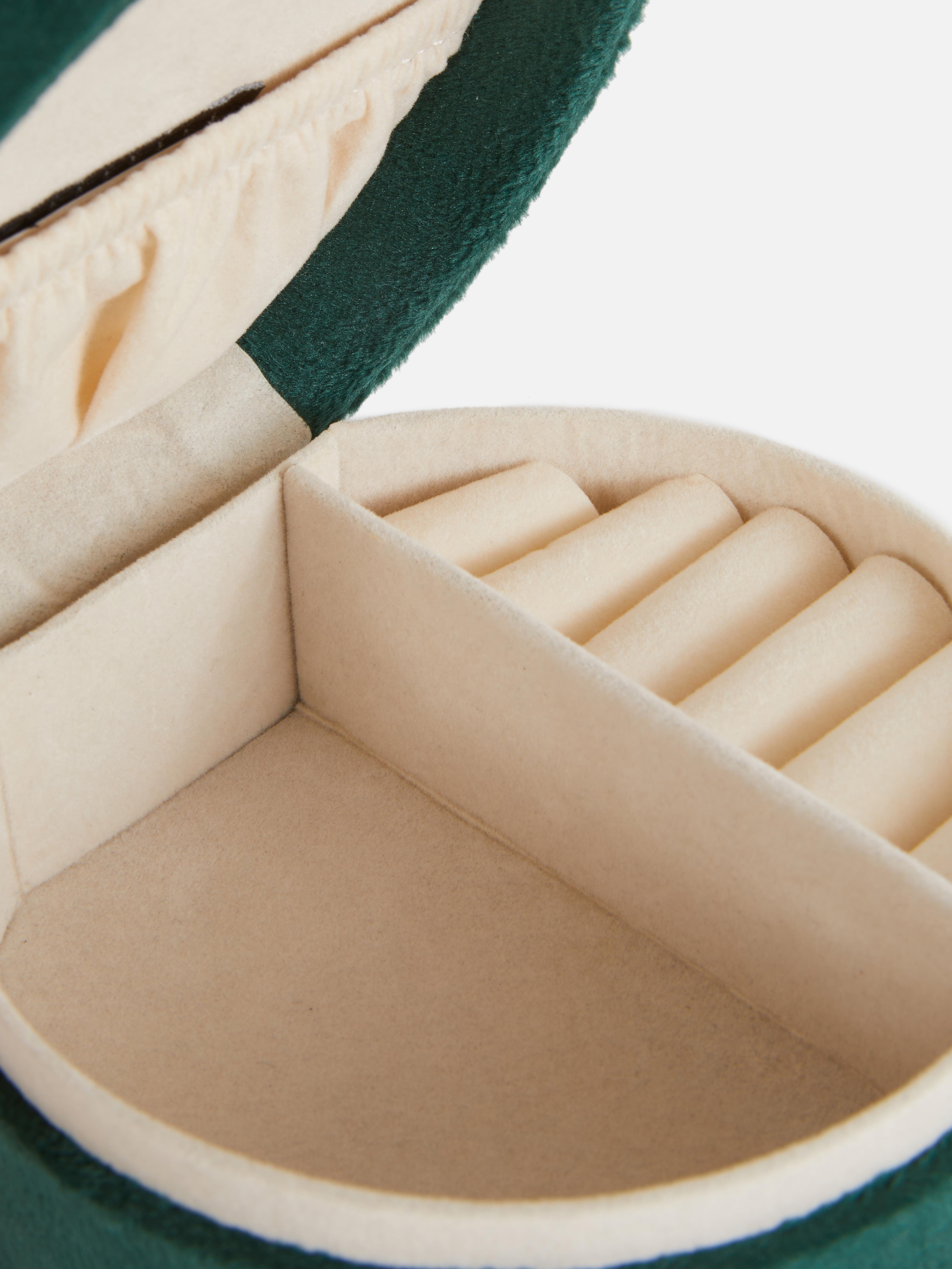 Boîte à bijoux en velours avec initiale. Boîte à bijoux en velours avec une poignée sur le dessus et une initiale brodée.