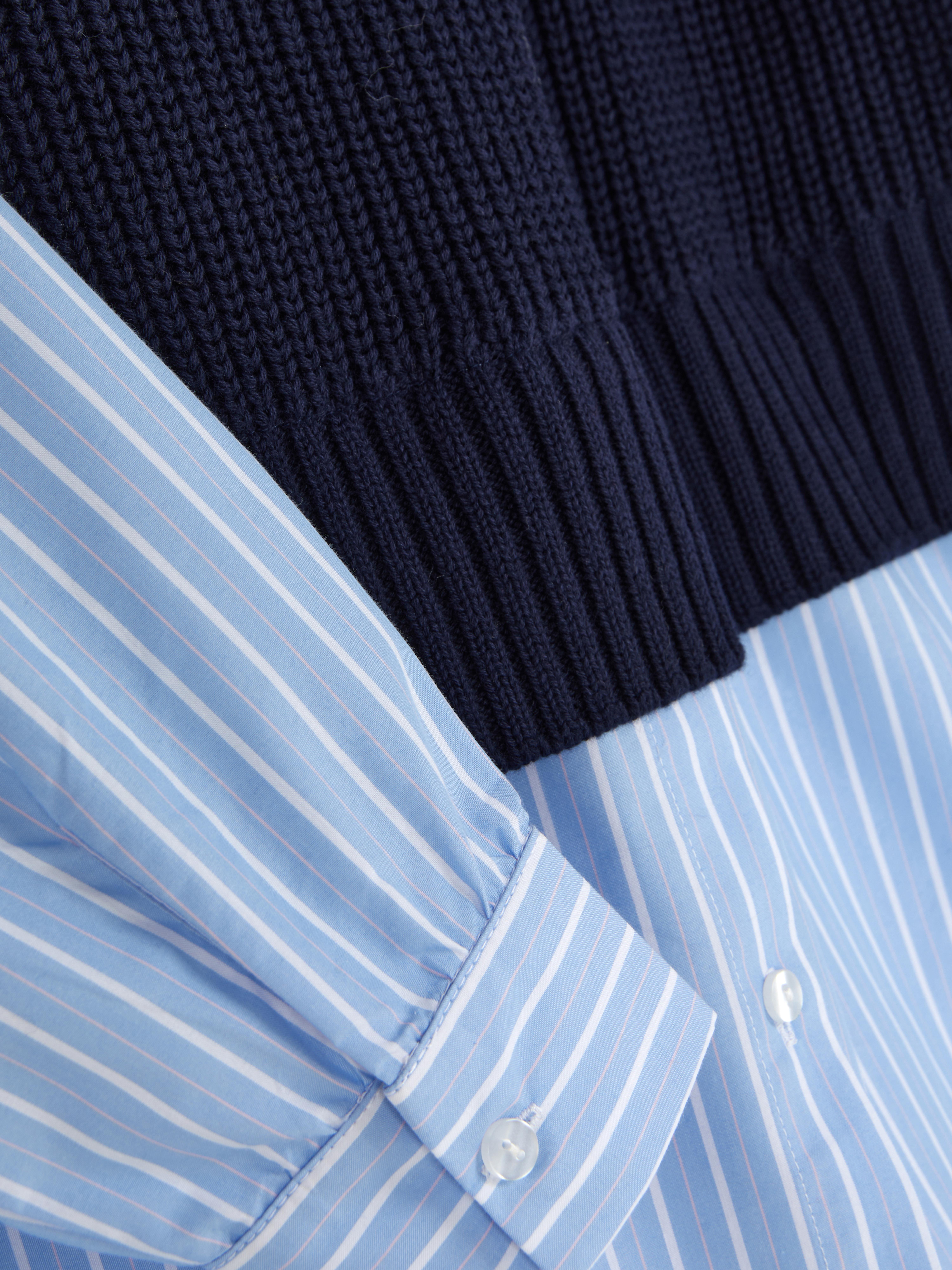2-in-1-Hemd und -Top. Ein gestreiftes Hemd und ein geripptes Tanktop in einer stylischen Kombination.