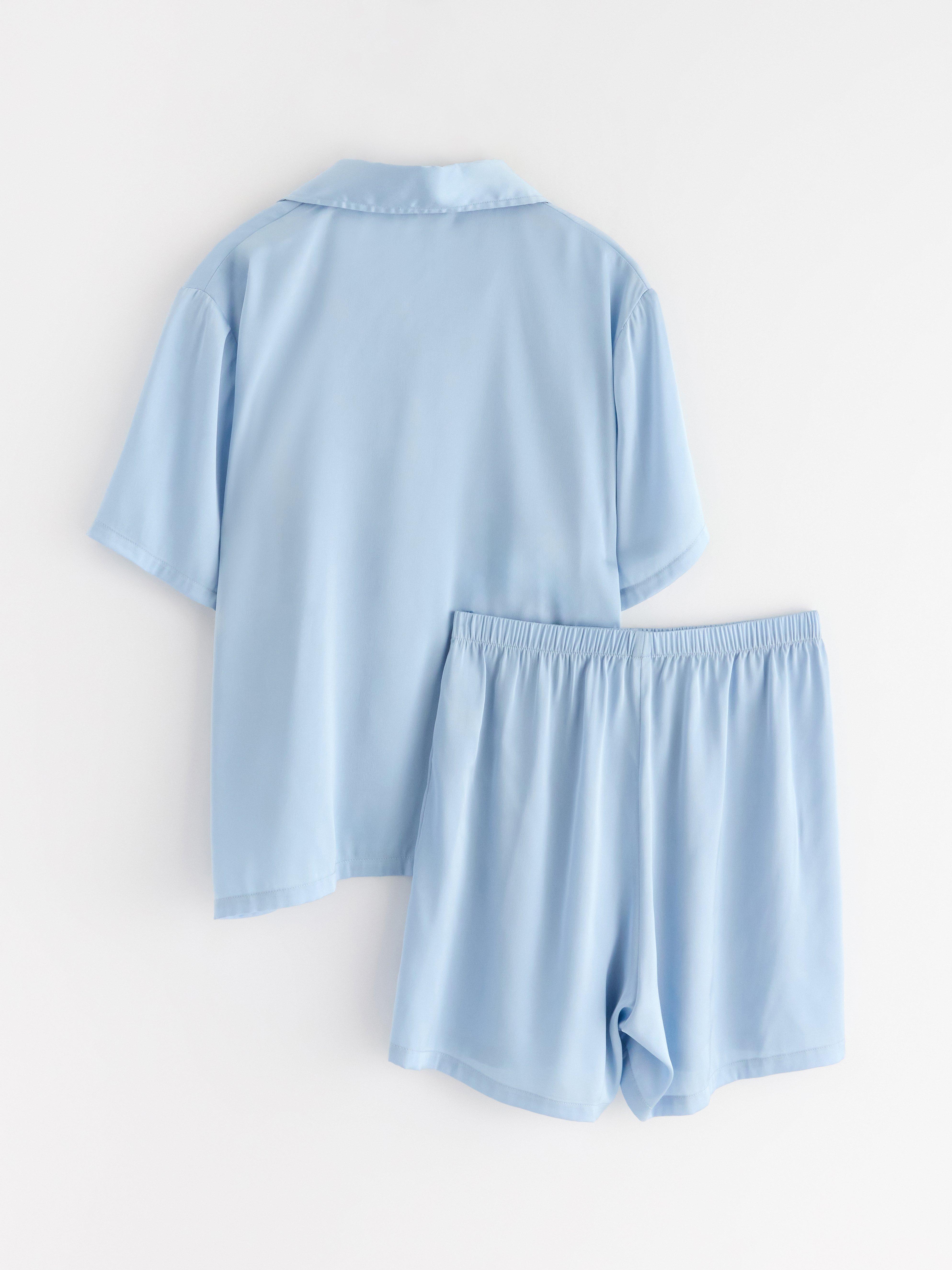 Conjunto de pijama em cetim azul claro