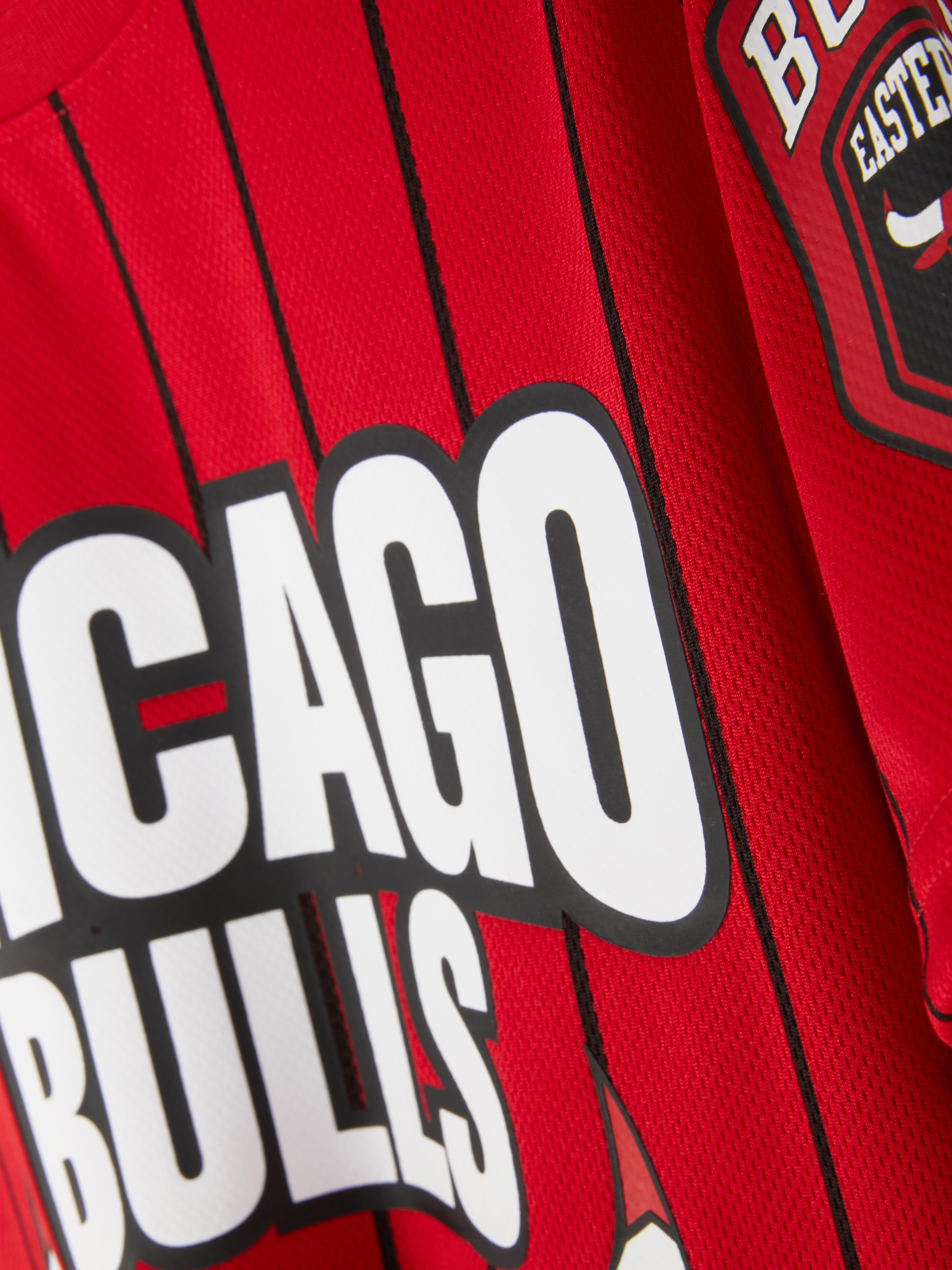 Tricou NBA Chicago Bulls cu dungi Un tricou cu mânecă scurtă și dungi, cu emblemele echipei NBA Chicago Bulls