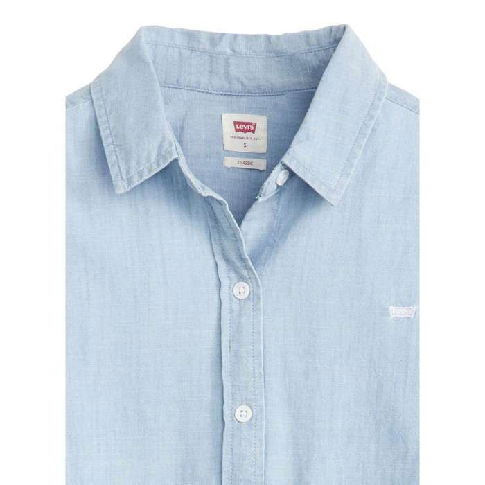 Schlichte hellblaue Baumwoll-Denimbluse mit geradem Schnitt und gesticktem Logo