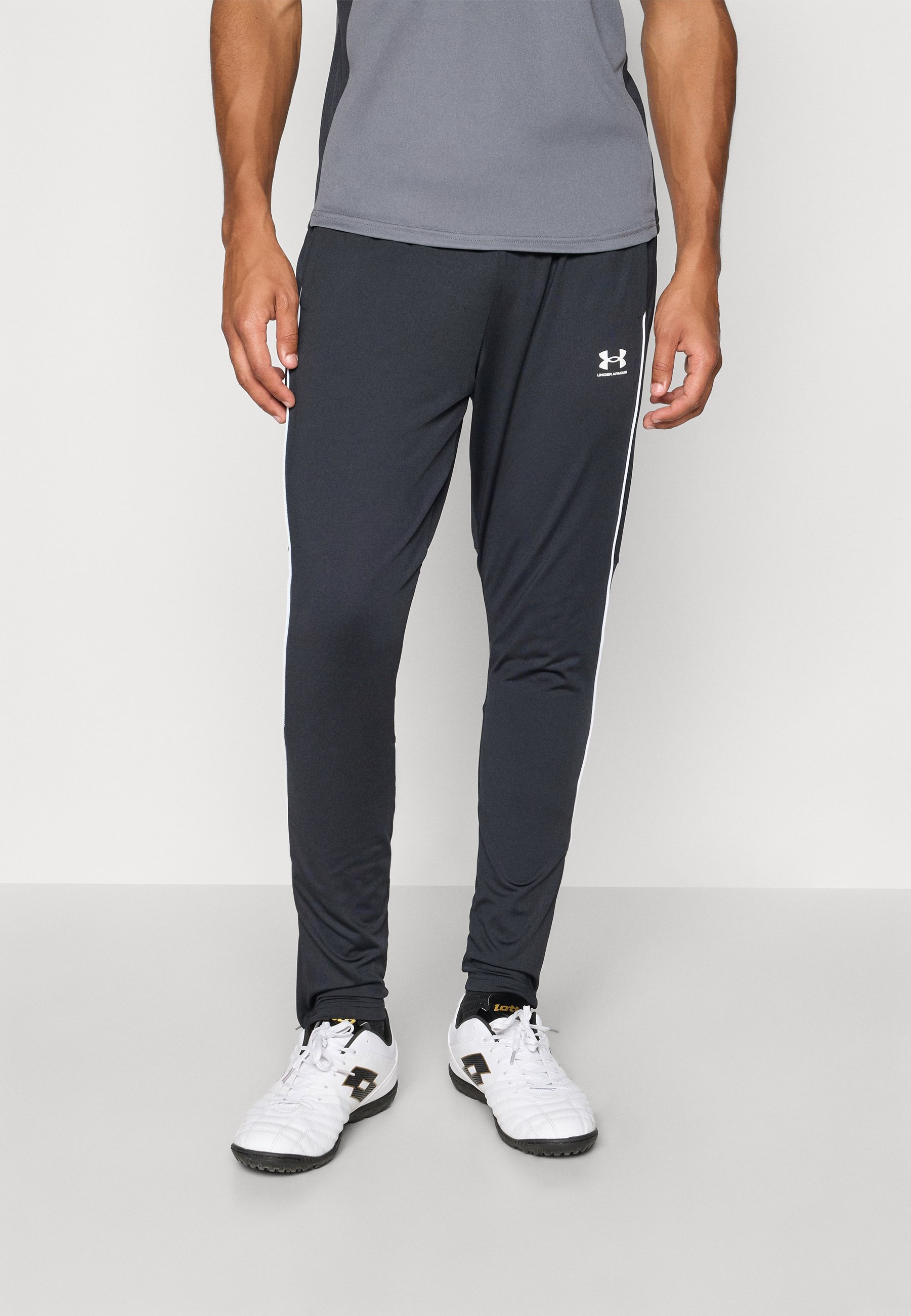 Pantaloni da tuta Under Armour CHALLENGER TRAINING - nero/bianco