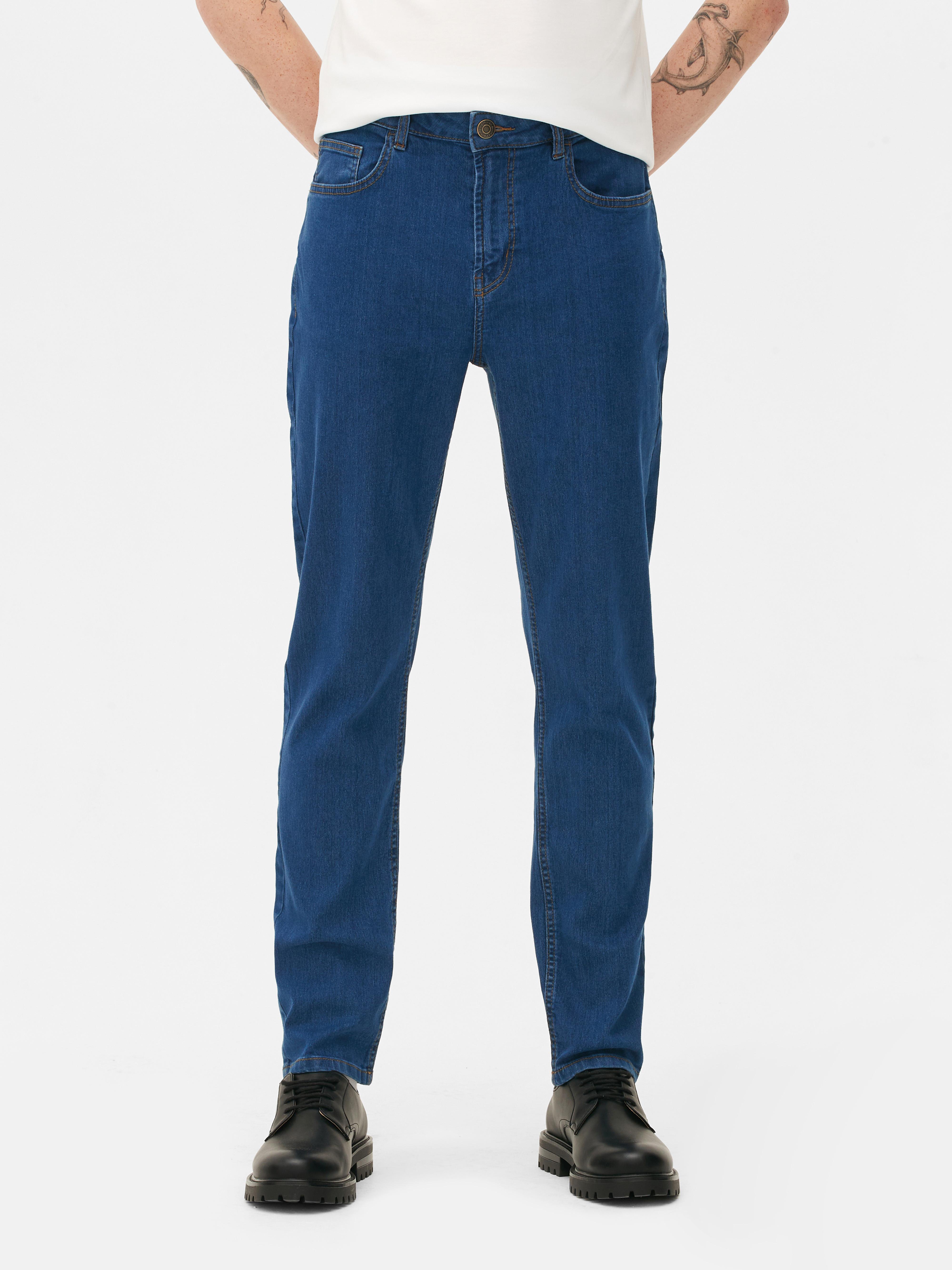 Blugi slim-fit. Purtăm denim cu dragoste în fiecare zi.