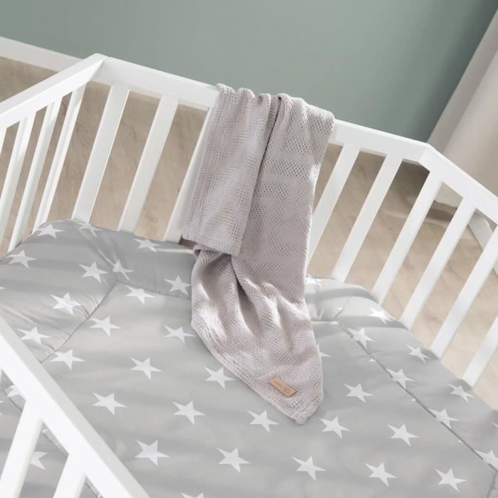 Parque infantil hexagonal - ROBA - LITTLE STARS - Altura regulable - Funda acolchada - Ruedas con freno - Madera lacada en blanco - Diseño de estrellas