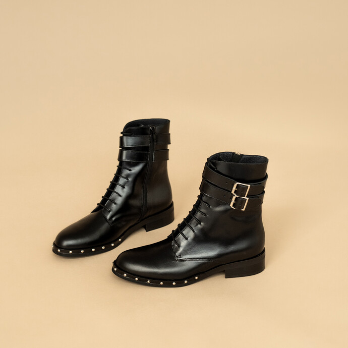 Boots à boucles et clous  en cuir noir