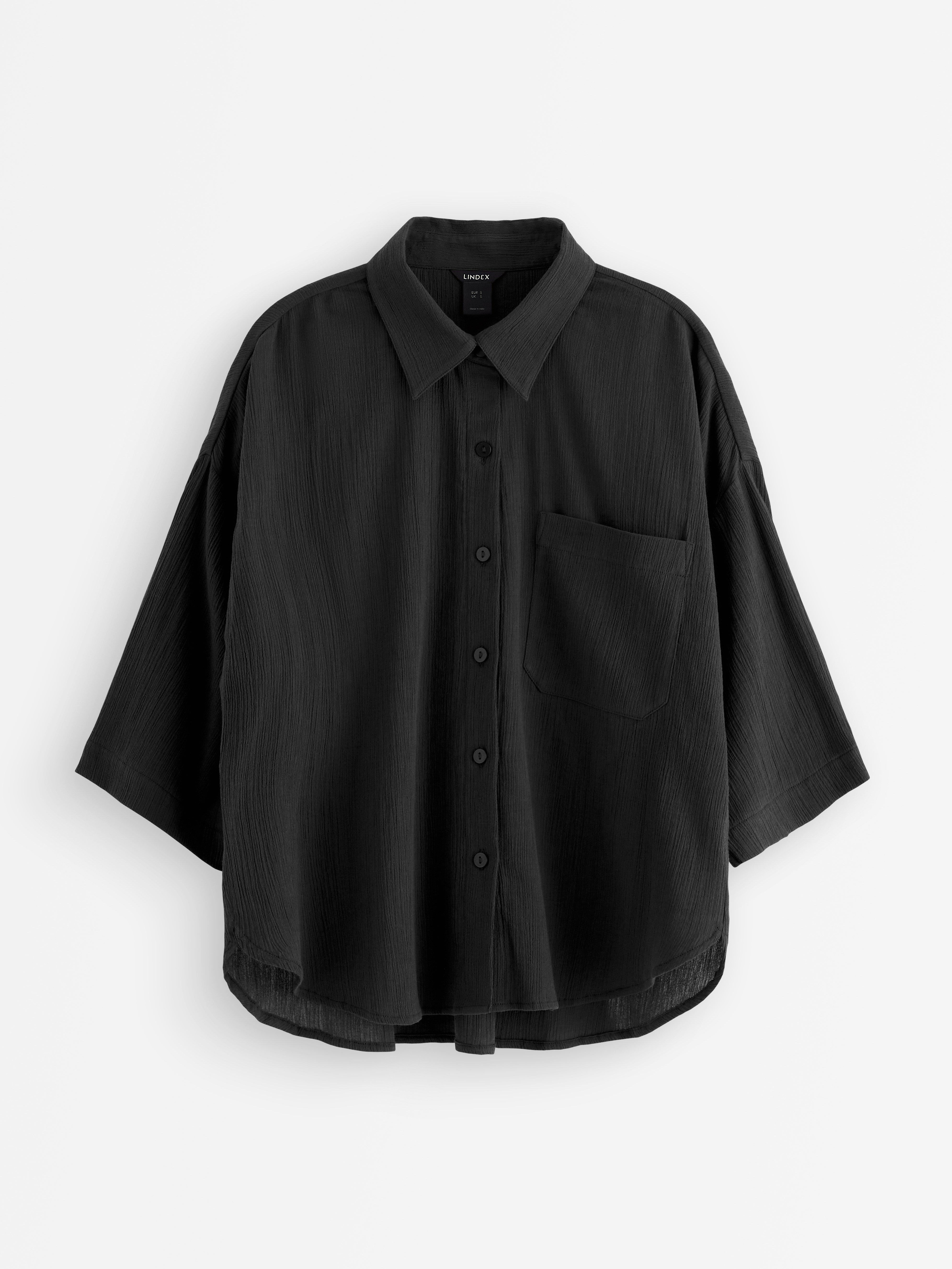 Camisa preta de manga curta amassada