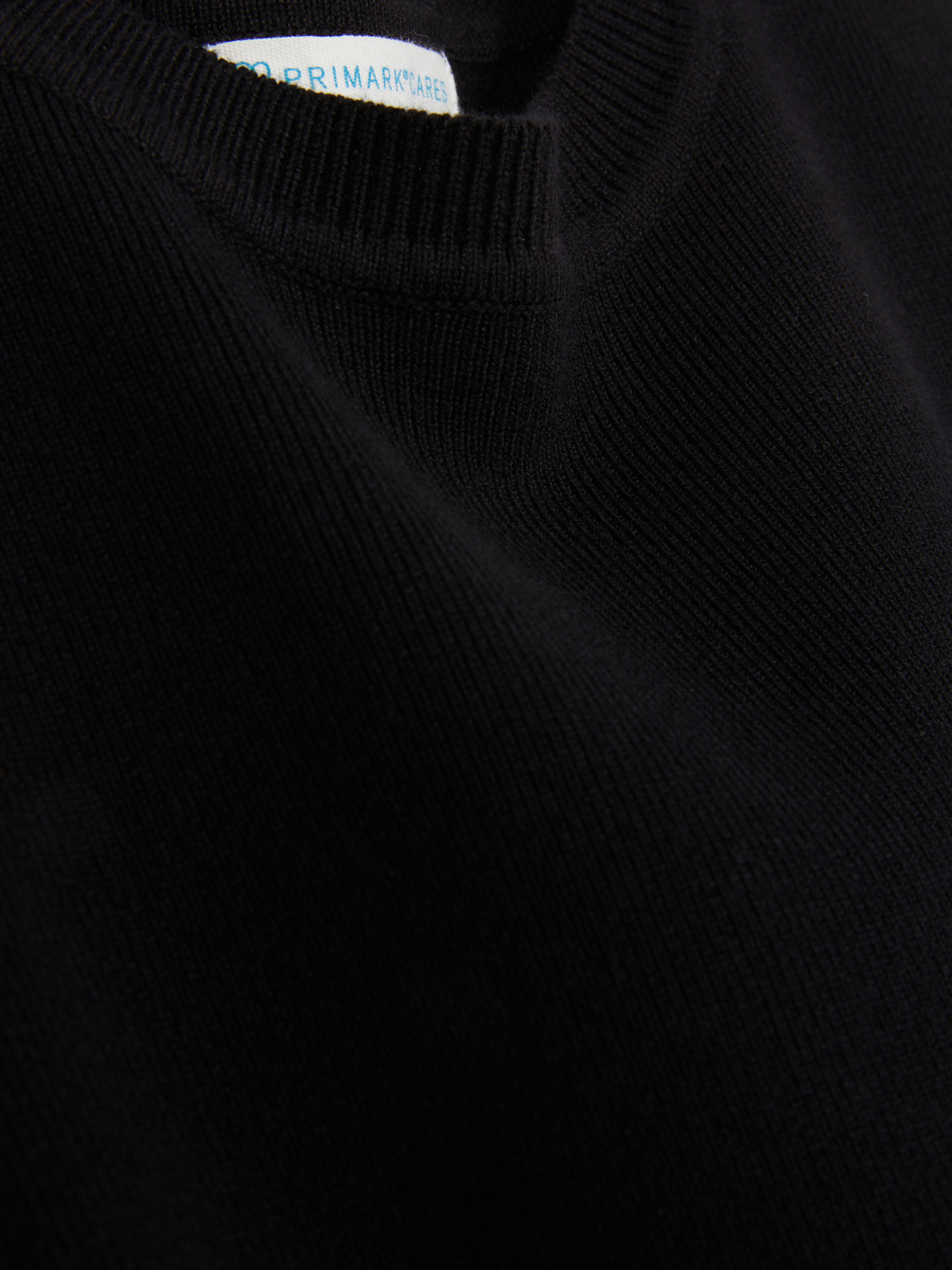 Stricktop mit Rundhalsausschnitt. Dieses fein gestrickte T-Shirt-Top hat einen Rundhalsausschnitt und kurze Ärmel.