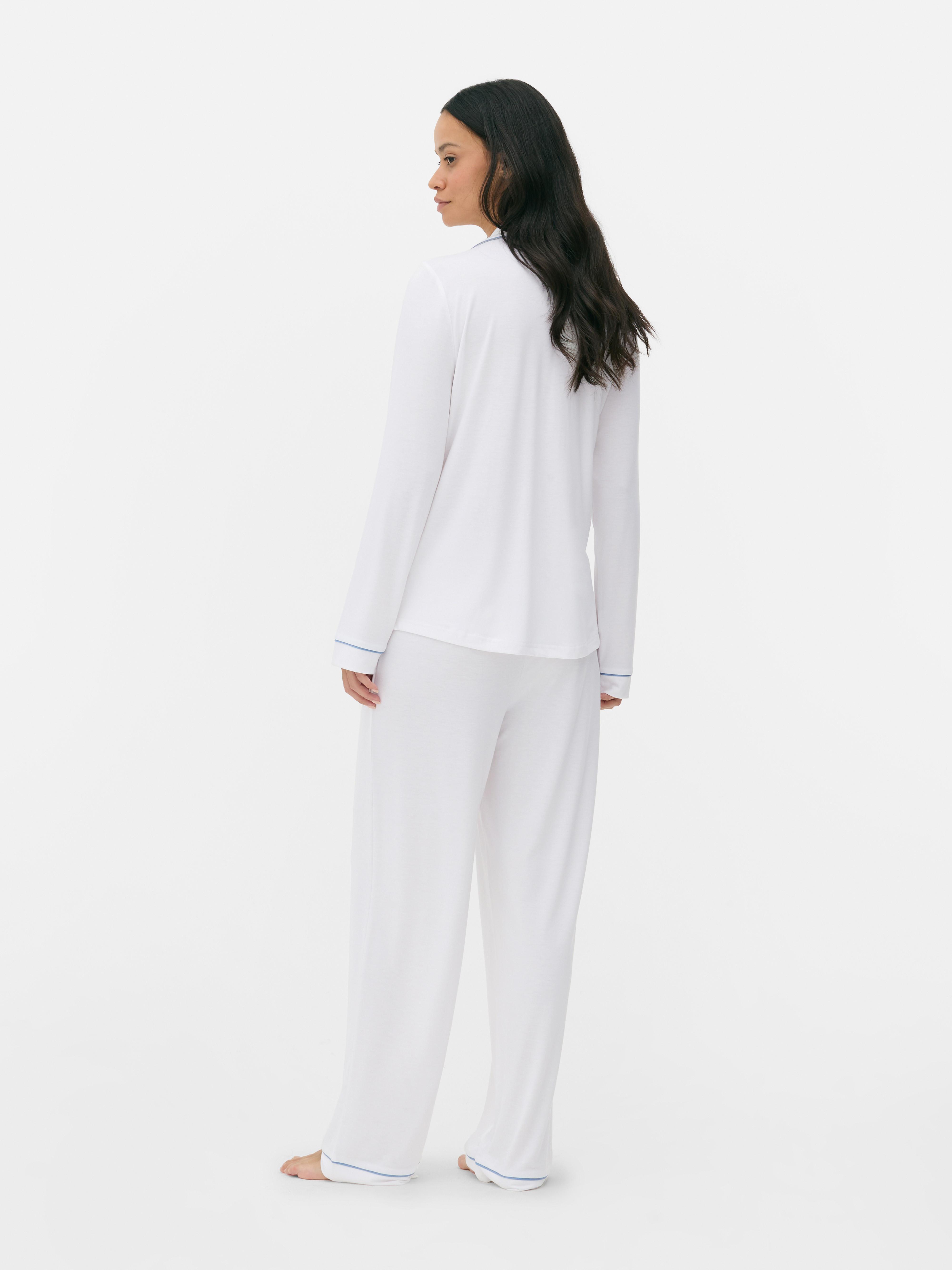 Pijama lungă boyfriend. Set elegant format din jachetă și pantaloni de pijama pentru colecția ta de seară.