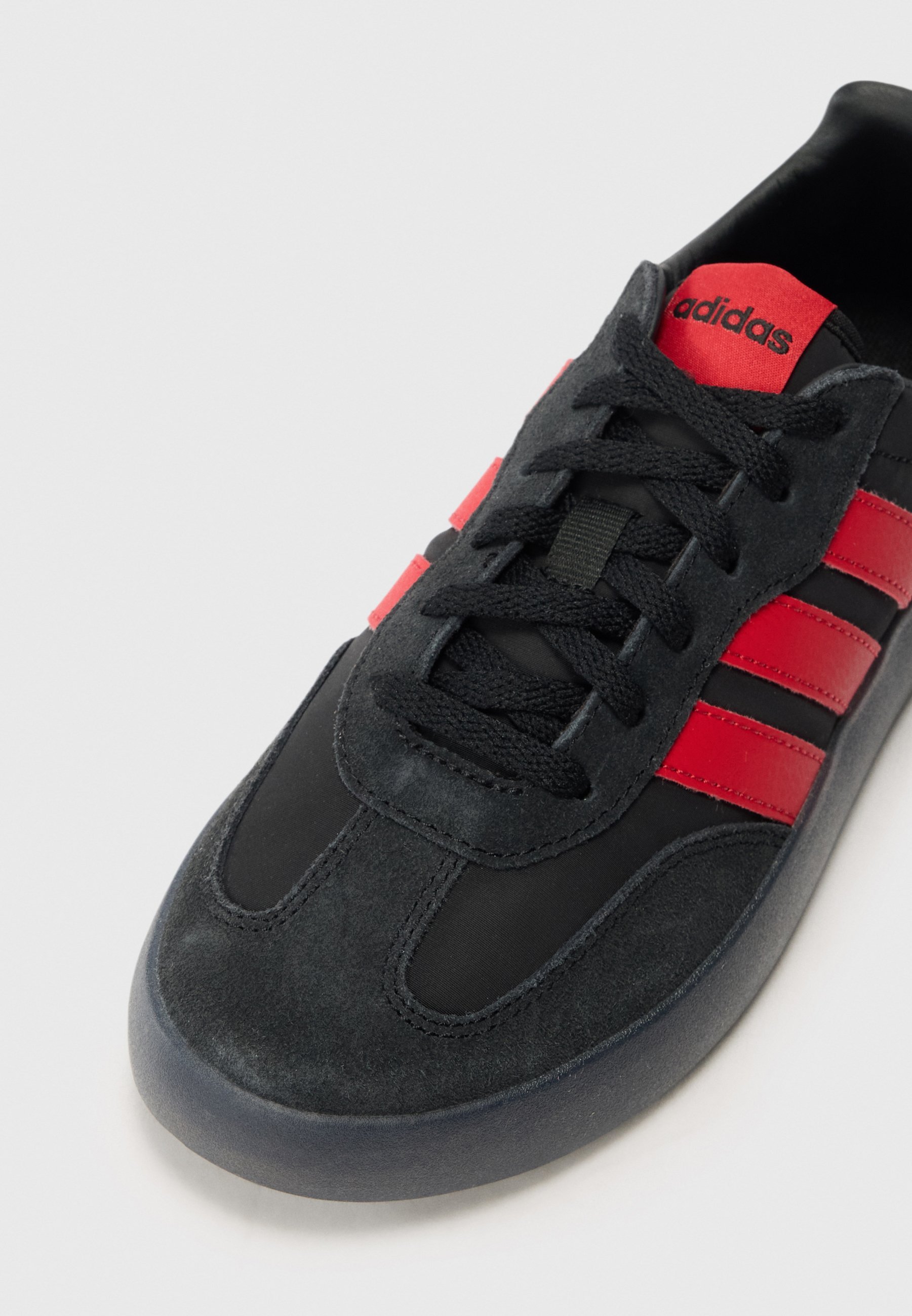 adidas Performance BARREDA DECODE ARSENAL UNISEX - Buty do piłki nożnej halowej - core black/mufc red