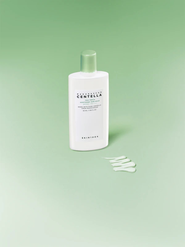 SKIN1004 Madagaskaras Centella Tea-Trica saules pieniņš ar īpaši vieglu SPF 50+ saules aizsargkrēmu