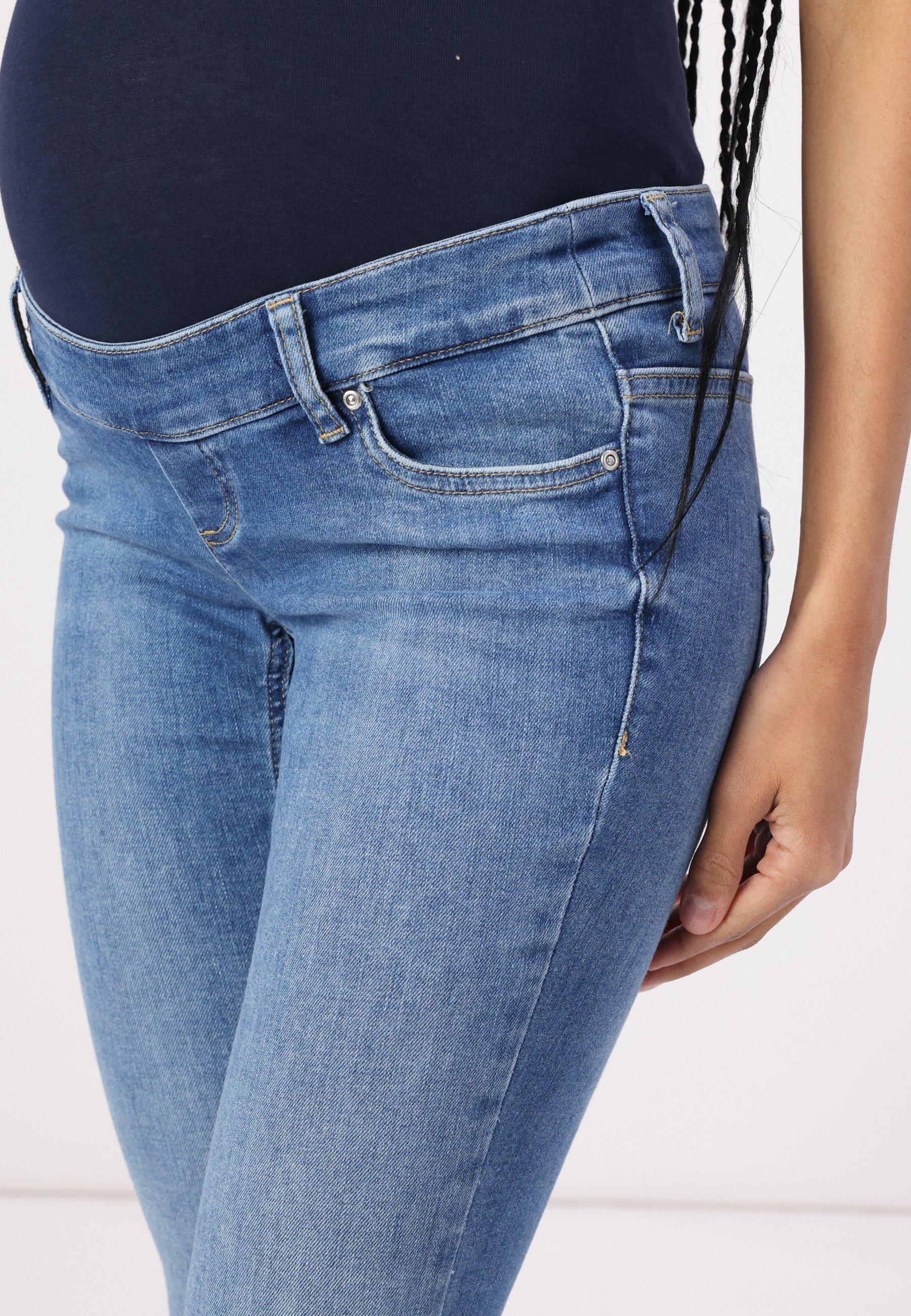 ONLY MATERNITY OLMBLUSH FLARED - Uitlopende jeans - middenblauwe denim