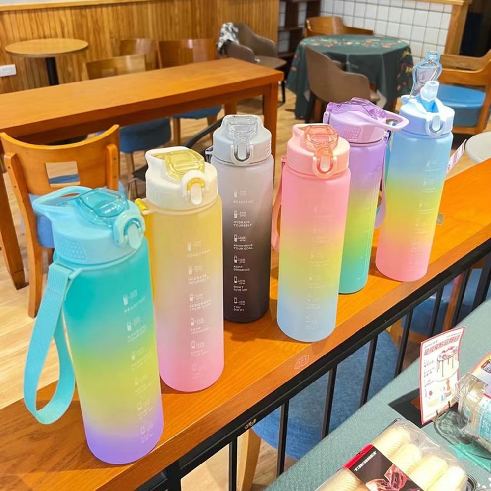 Hochwertige 1-Liter-Trinkflasche mit Farbverlauf, Deckel und Strohhalm – ideal für Outdoor-Sport, Fitnessstudio und Fitness.