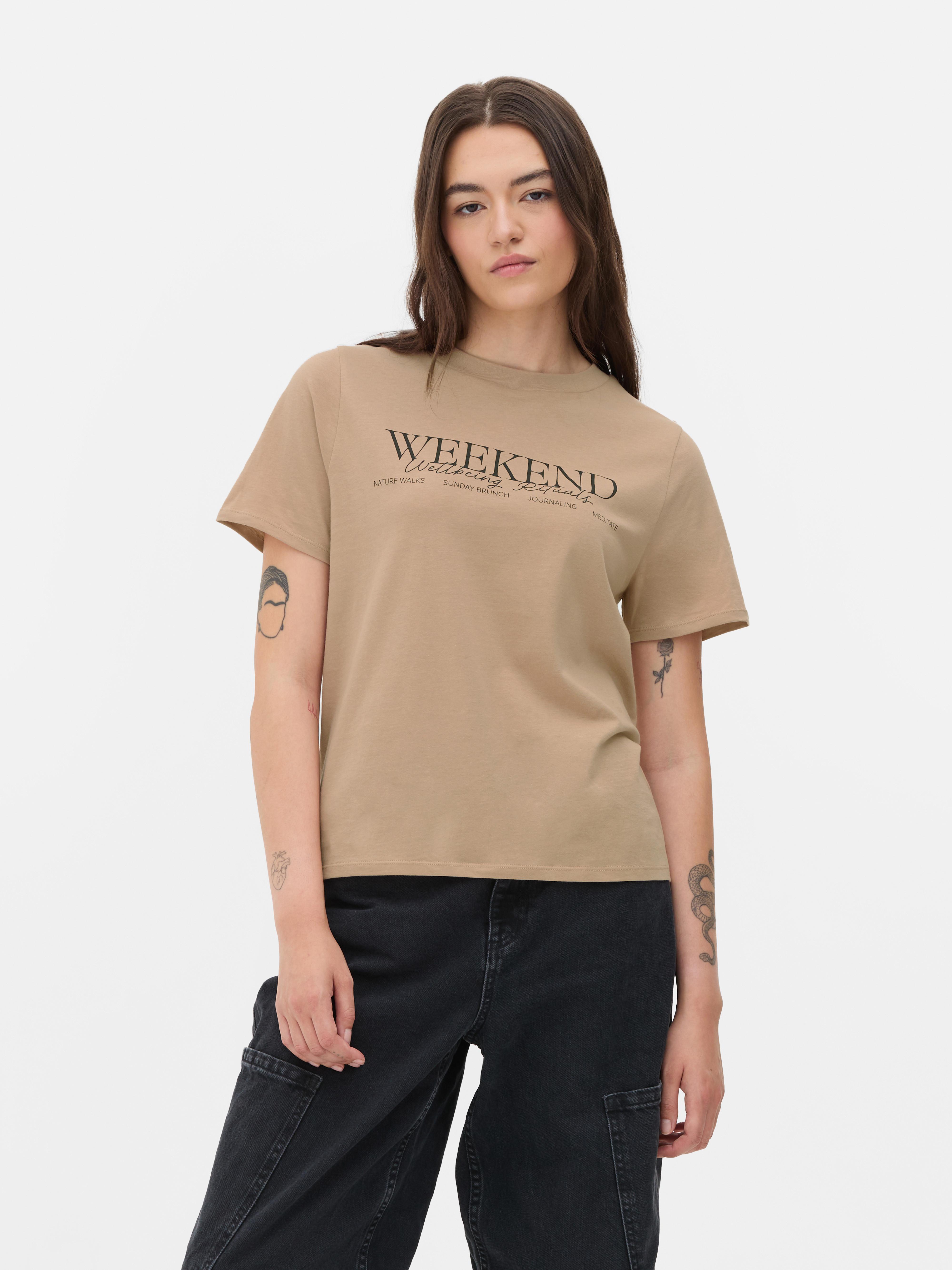 Tricou cu mânecă scurtă și imprimeu. Un tricou clasic din bumbac, cu guler rotund și un imprimeu atrăgător pe piept.