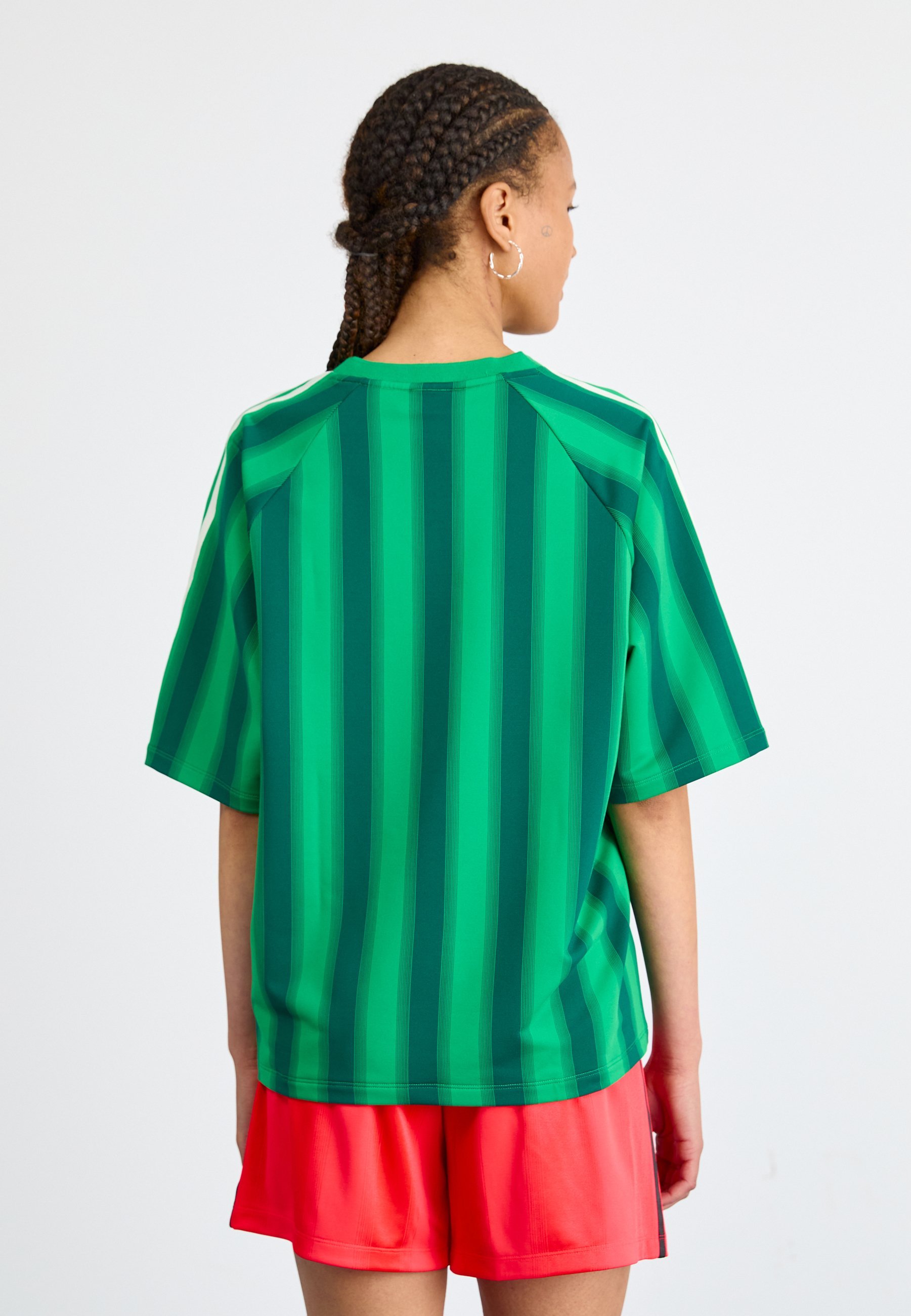 adidas Originals LINEAR TEE - Koszulka z nadrukiem - zielona