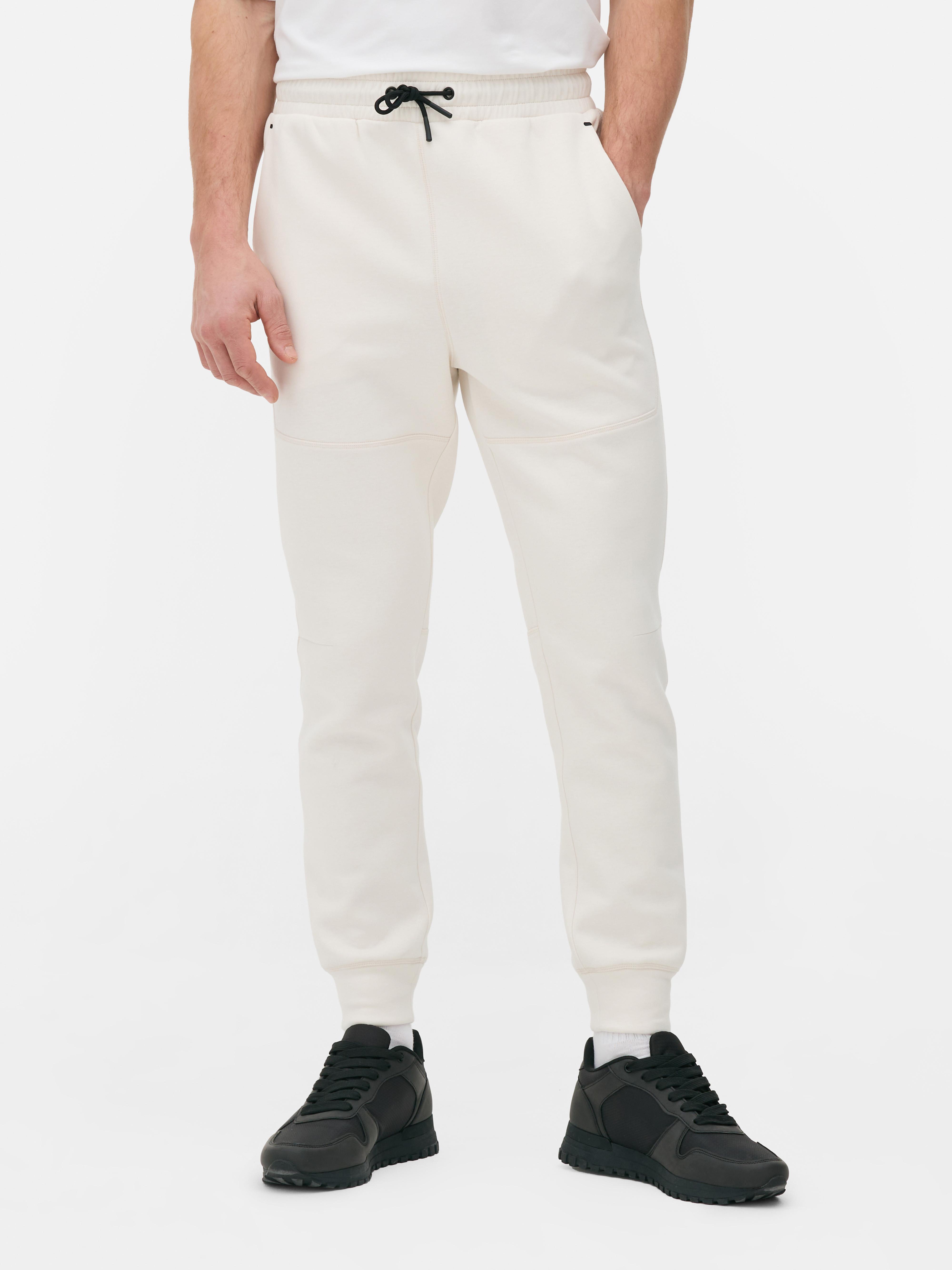 Pantaloni de jogging cu șnur de strângere și manșete la gleznă. Pantaloni sport de jogging cu șnur în talie, buzunare laterale și manșete la gleznă.