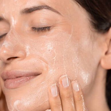 „Freshly Cosmetics“ šveičiamasis rožių valiklis, švelnus šveičiamasis, detoksikuojantis ir drėkinamasis šveitiklis, 100 ml