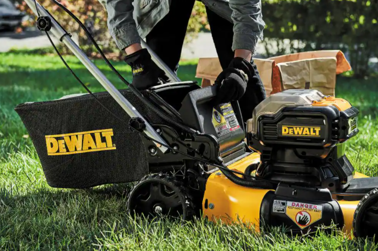 DEWALT MAX 21,5-tommers 20V litium-ion-gressklipper med batteri og lader