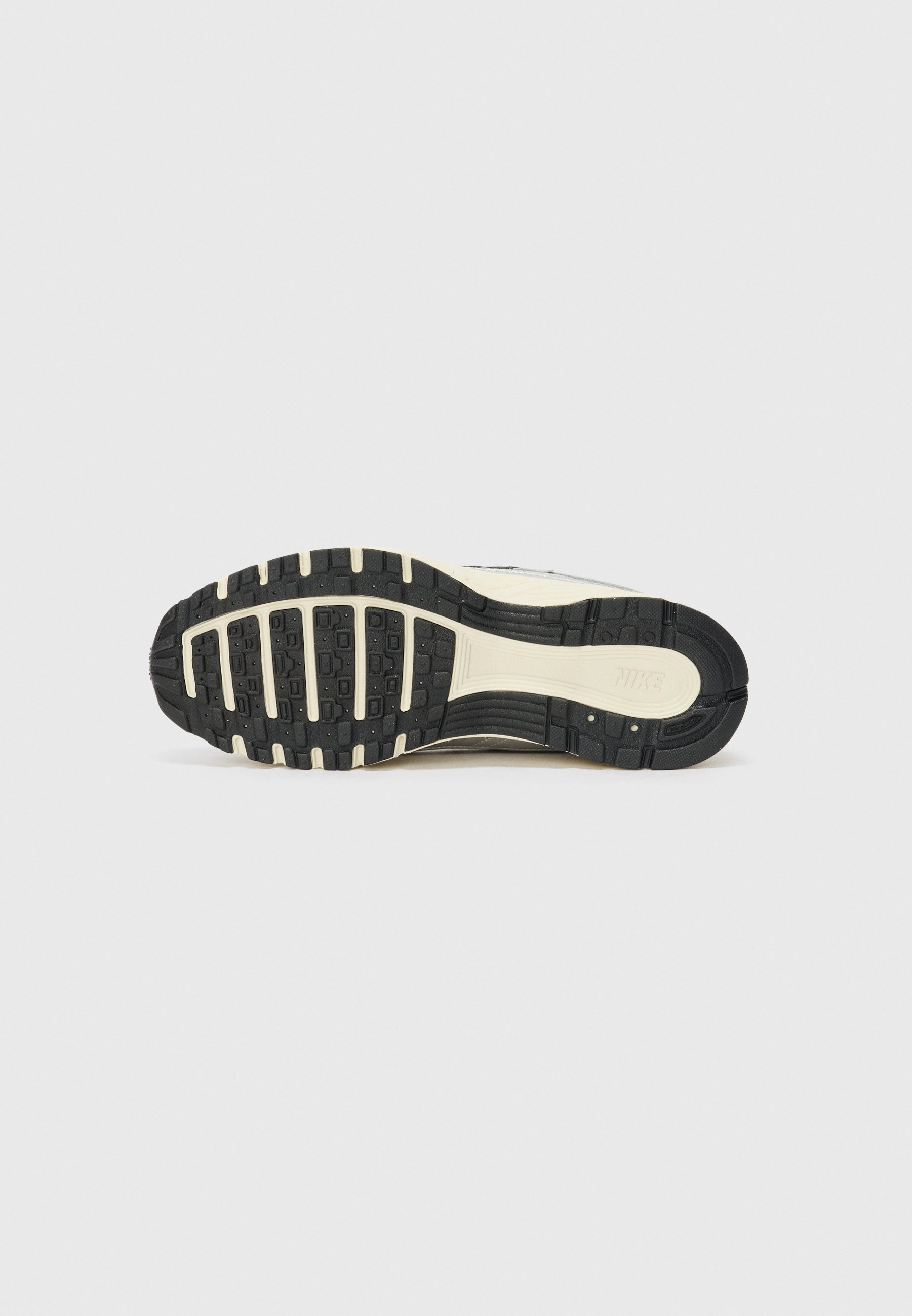 Nike Sportswear P 6000 UNISEX - Scarpe da ginnastica - argento/nero/avorio chiaro/grigio lupo