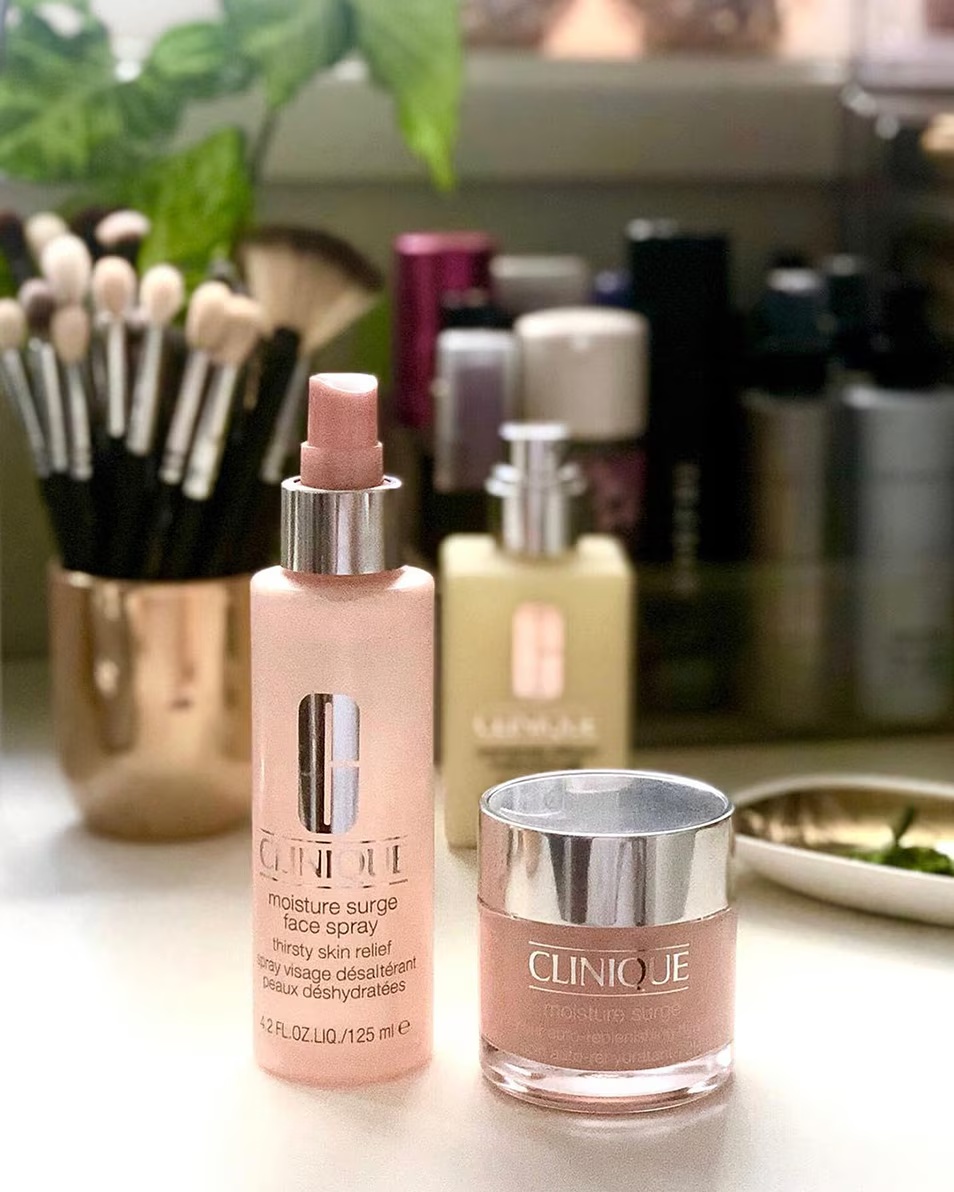 CLINIQUE MOISTURE SURGE™ SPRAY PENTRU TEN PENTRU CALMAREA TENULUI - HIDRATANT ȘI CALMANT