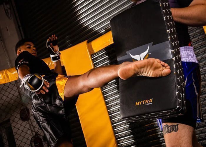 Mytra Fusion Stor Sparkskydd för Muay Thai, MMA, Kickboxning, Kampsport, Boxning