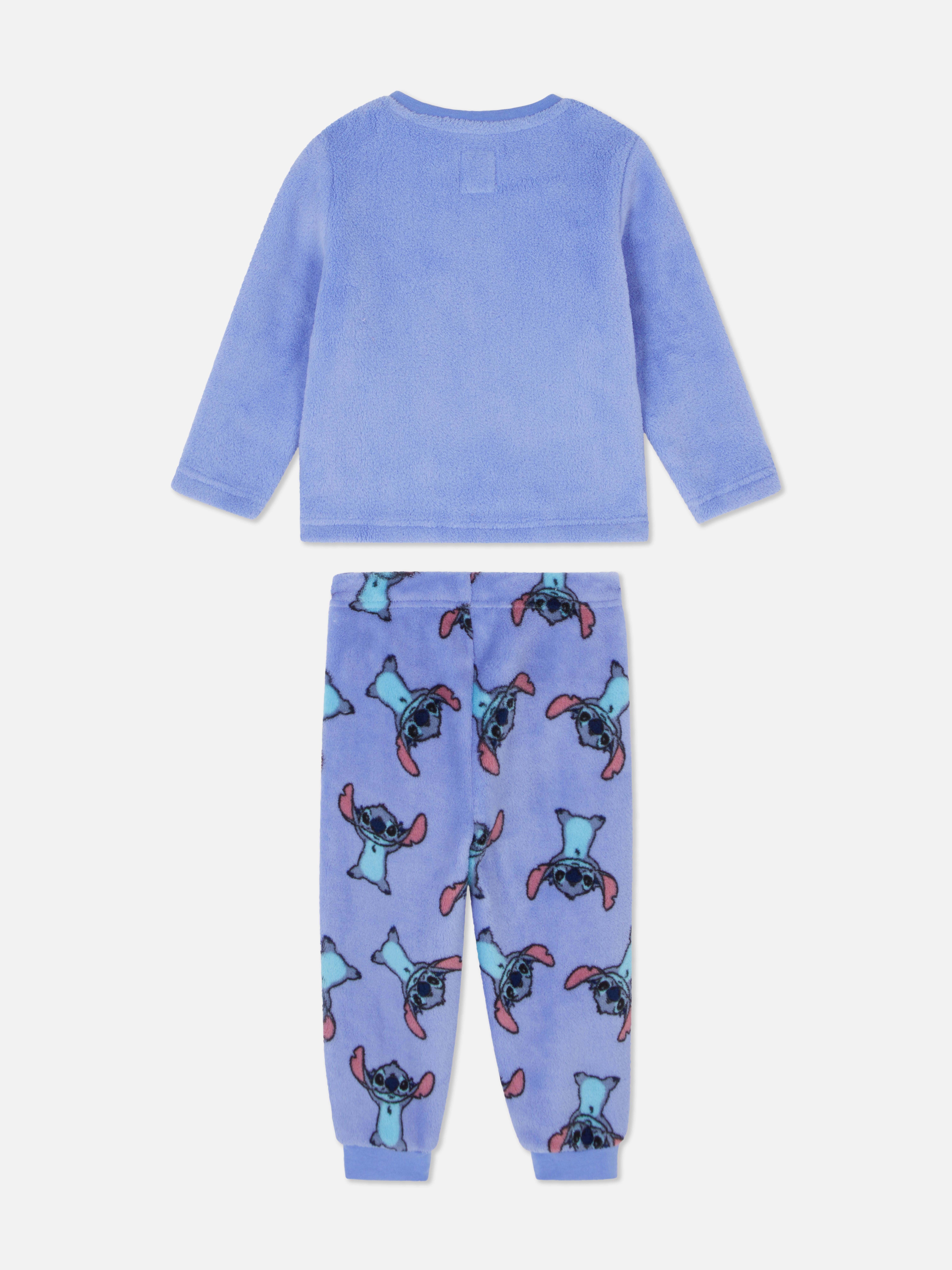 Pijamaua moale cu Stitch de la Disney. În această pijamaua Disney cu pantaloni și un top cu mâneci, micuțul tău se va simți confortabil și drăguț.