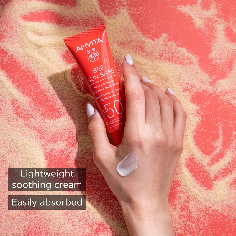 Апивита Бее Сун Сафе Хидра Сенситив умирујућа крема за лице SPF50+ хидратантна и умирујућа крема SPF 50+