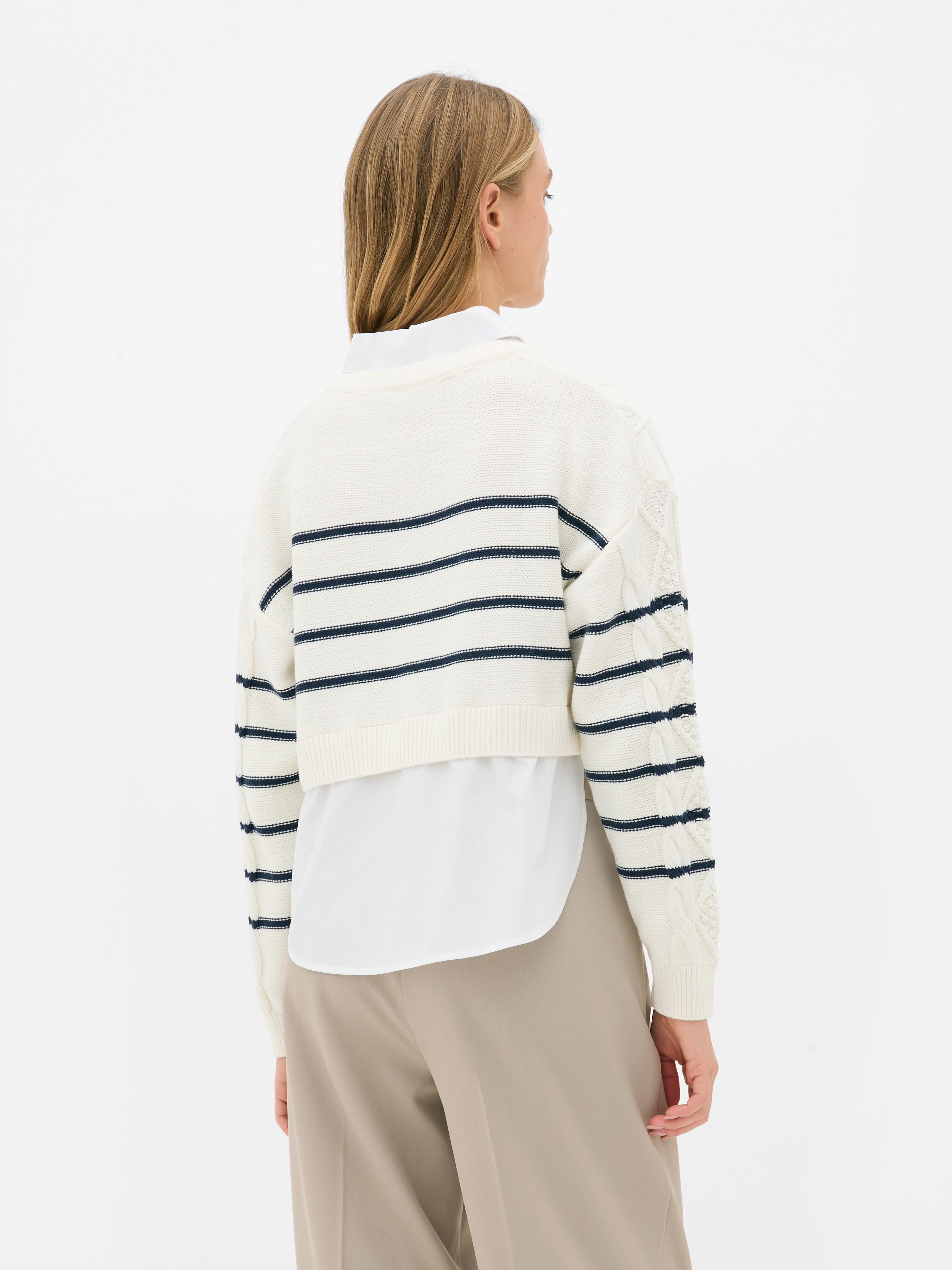 Maglione corto con camicia Un maglione a trecce lavorato a maglia 2 in 1 con camicia