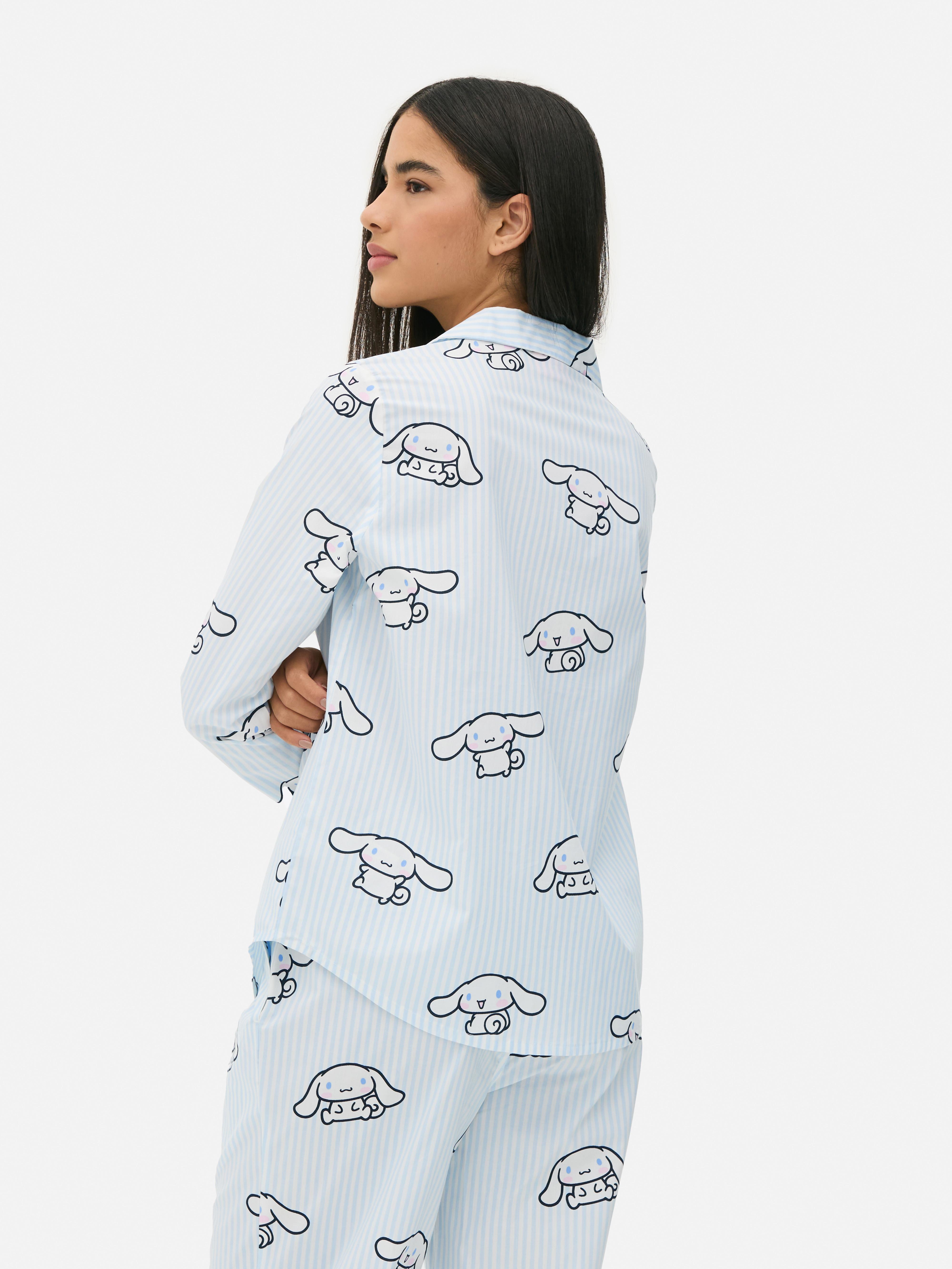 Tricou de pijama cu dungi Hello Kitty. Un tricou de pijama cu Cinnamoroll și Kitty White în rolurile principale.