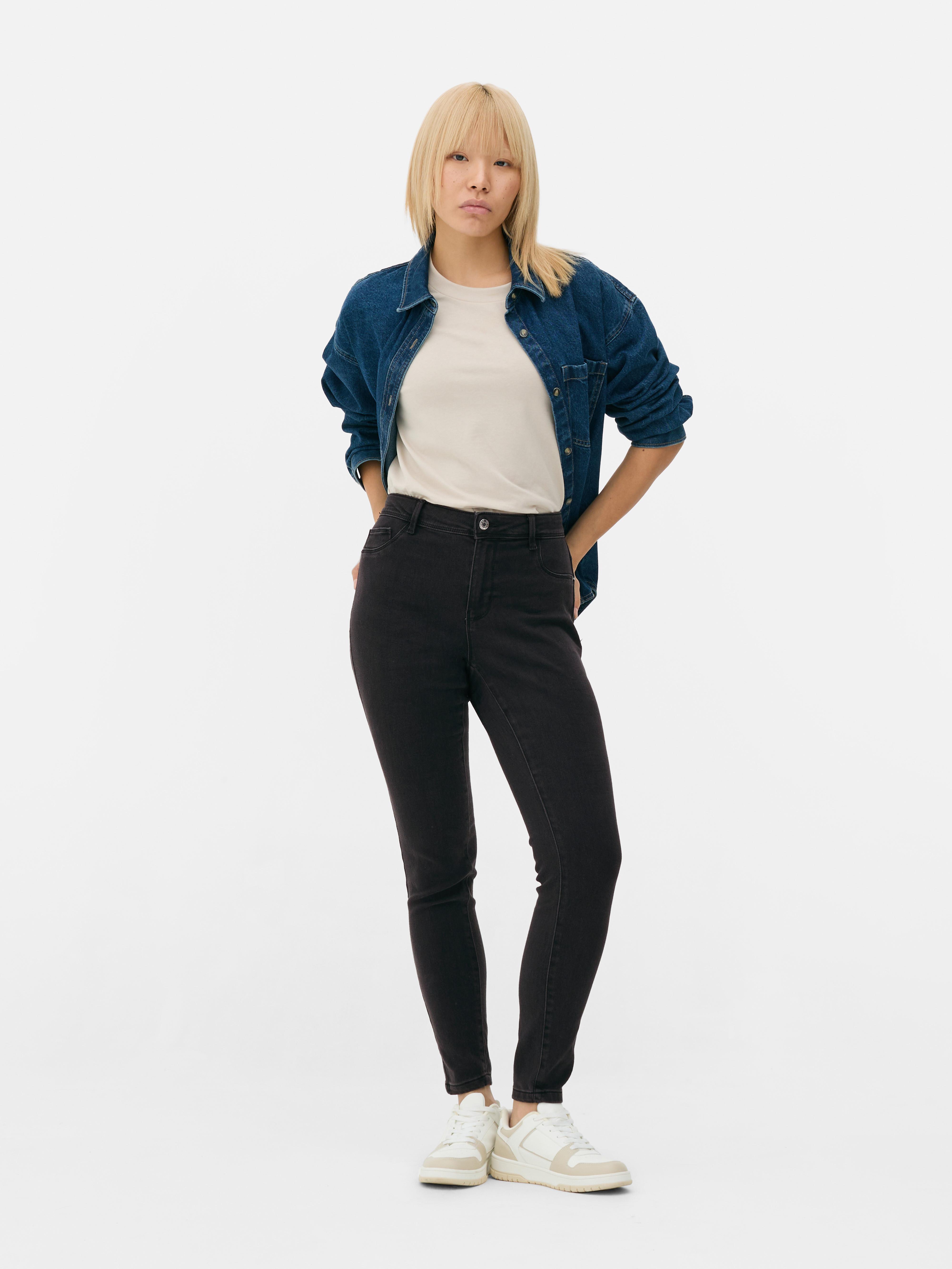 Blugi skinny simpli cu talie medie. Blugii sunt un must-have, iar noi adorăm acest stil mulat.