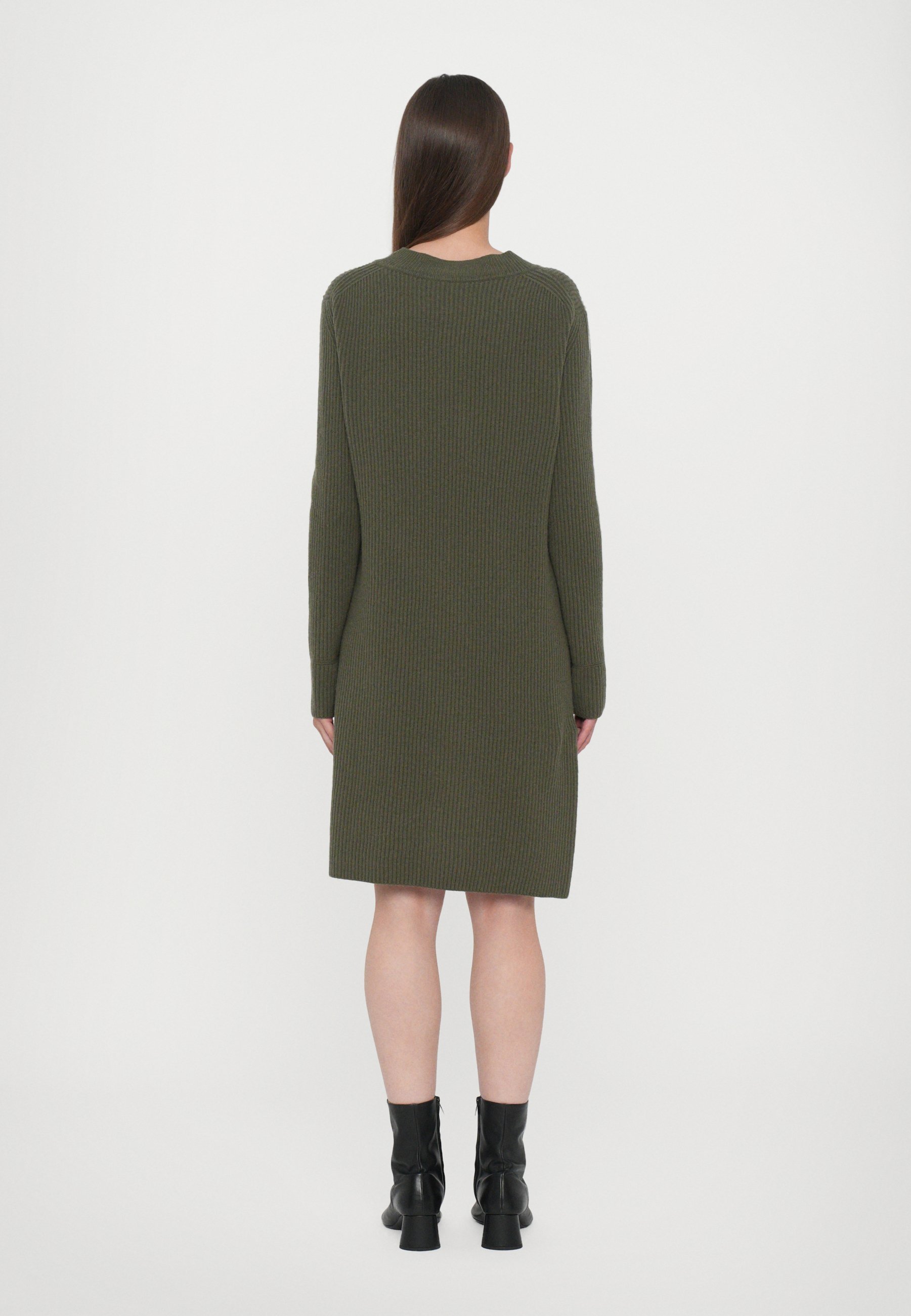 Kleid mit geschlossenem Rundhalsausschnitt und langen Ärmeln - Strickkleid - Waldgrün