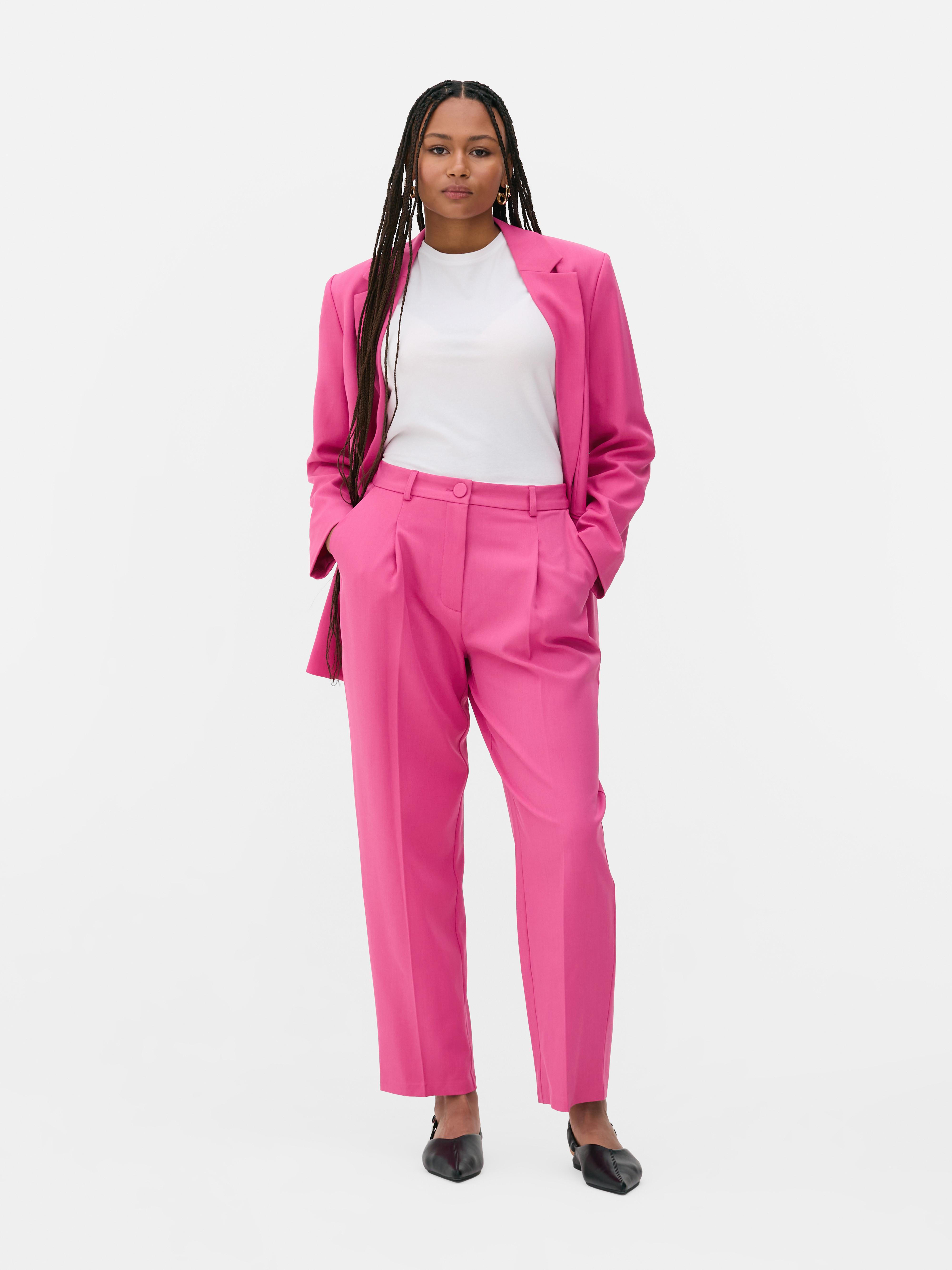 Passende Hose mit geradem Bein. Eine minimalistische Hose mit Bundfalten, geradem Schnitt und neutraler Farbe.