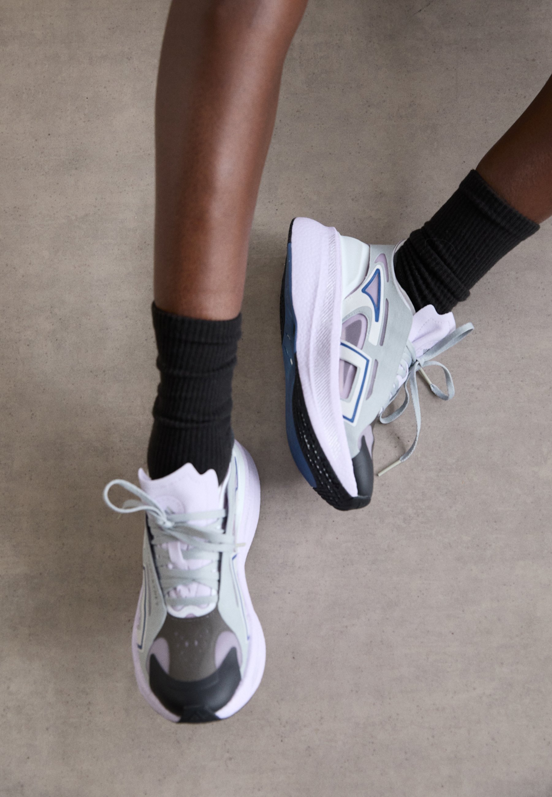 adidas by Stella McCartney ASMC ULTRABOOST 5 - Chaussures de running sur route - Clear Onix/Built Black/Ftwr White