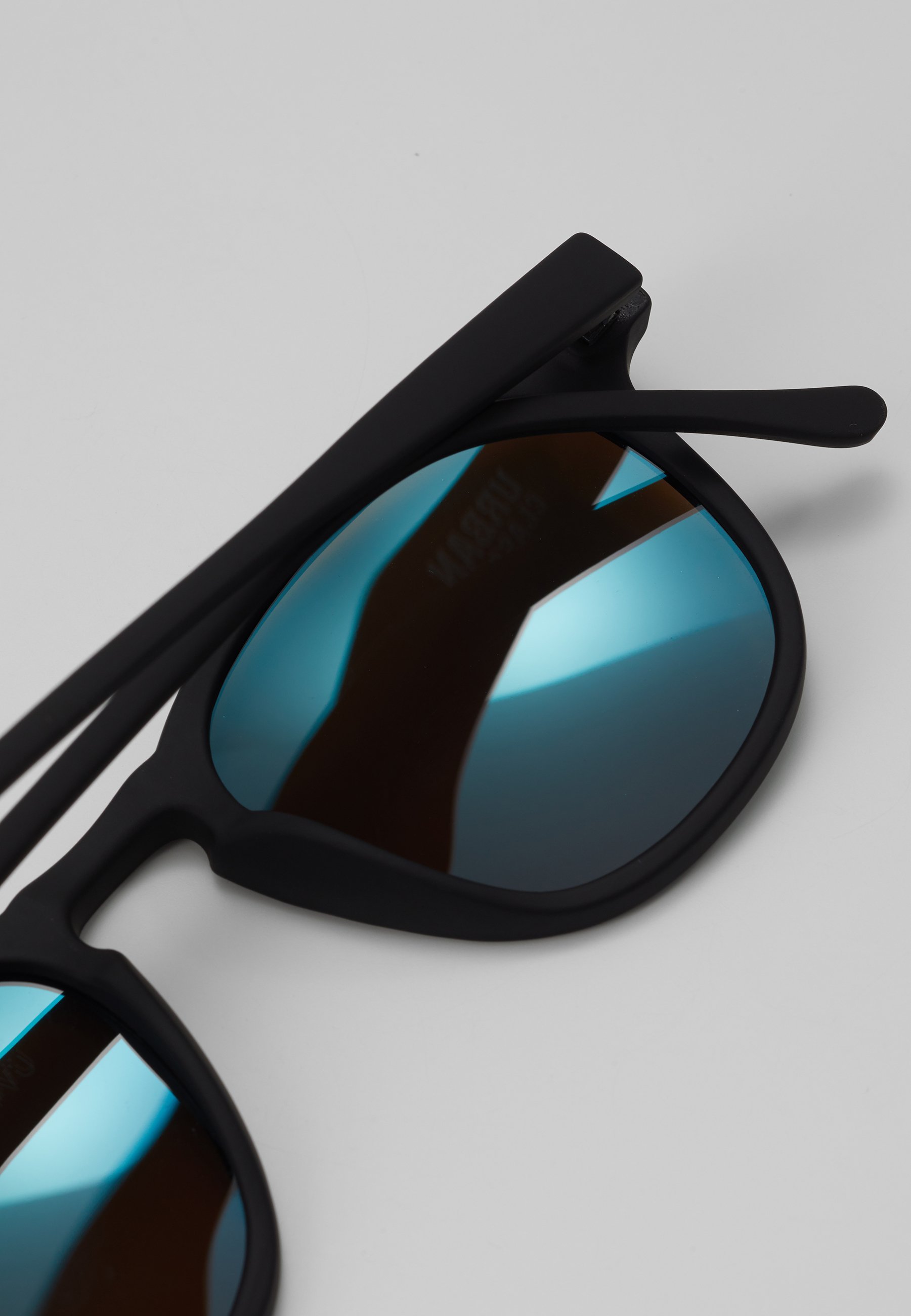 Óculos de sol Urban Classics ARTHUR COM CORRENTE - preto/azul