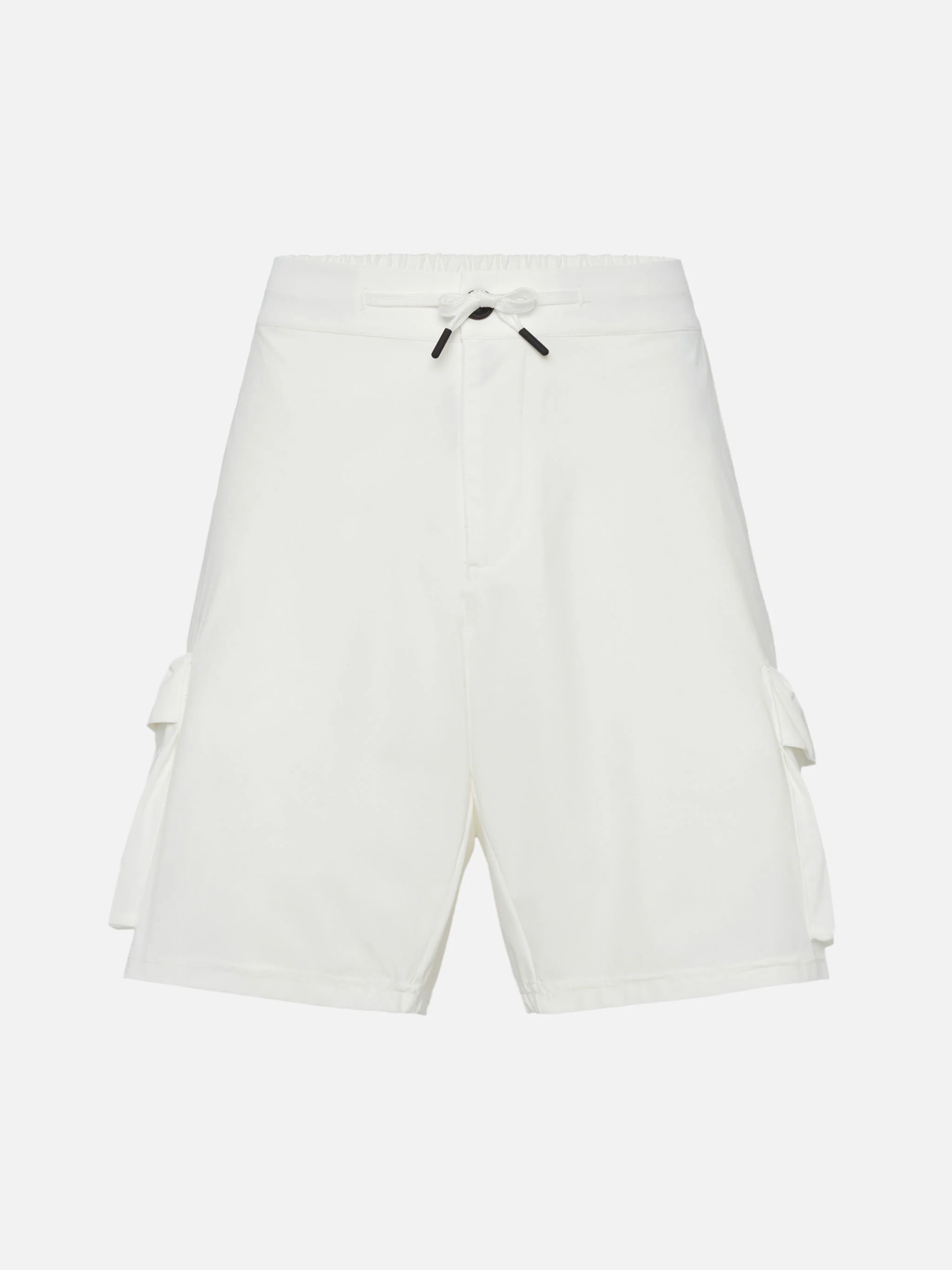 Bermudashorts van gebroken wit technisch materiaal.