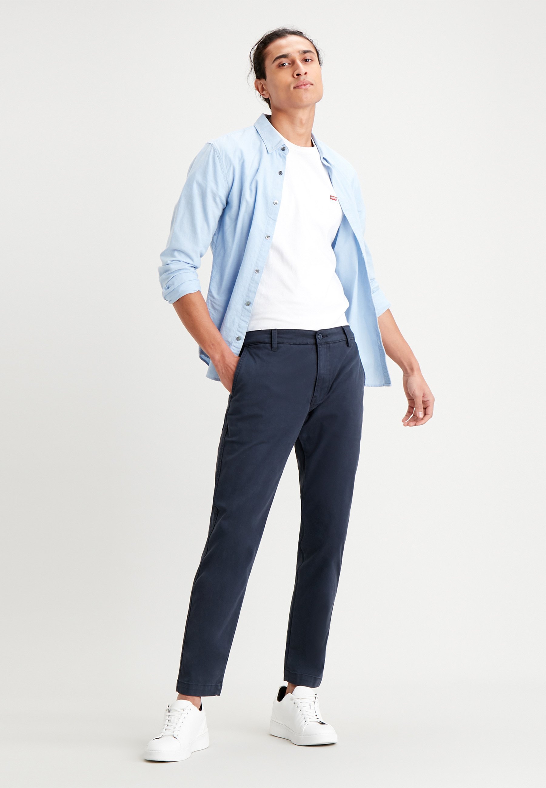 „Levi's®“ chino kelnės – baltos tamsiai mėlynos, šešėlingos