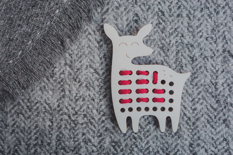 Brinquedo educativo de madeira Milin Big Lacing Toy Little Deer Emily