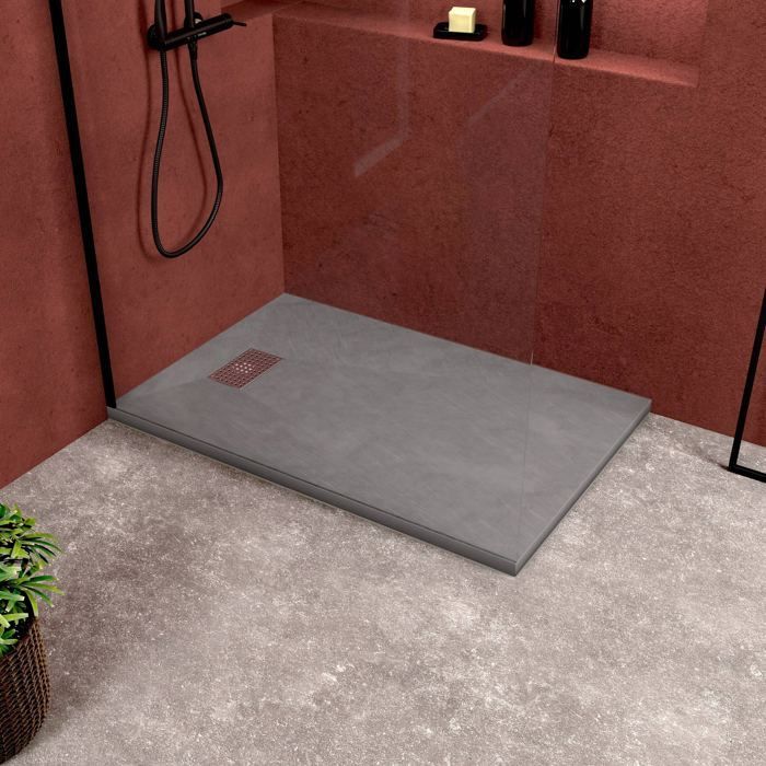 Plato de ducha con efecto piedra gris de 90x140 cm y rejilla decorativa perforada de acero inoxidable.