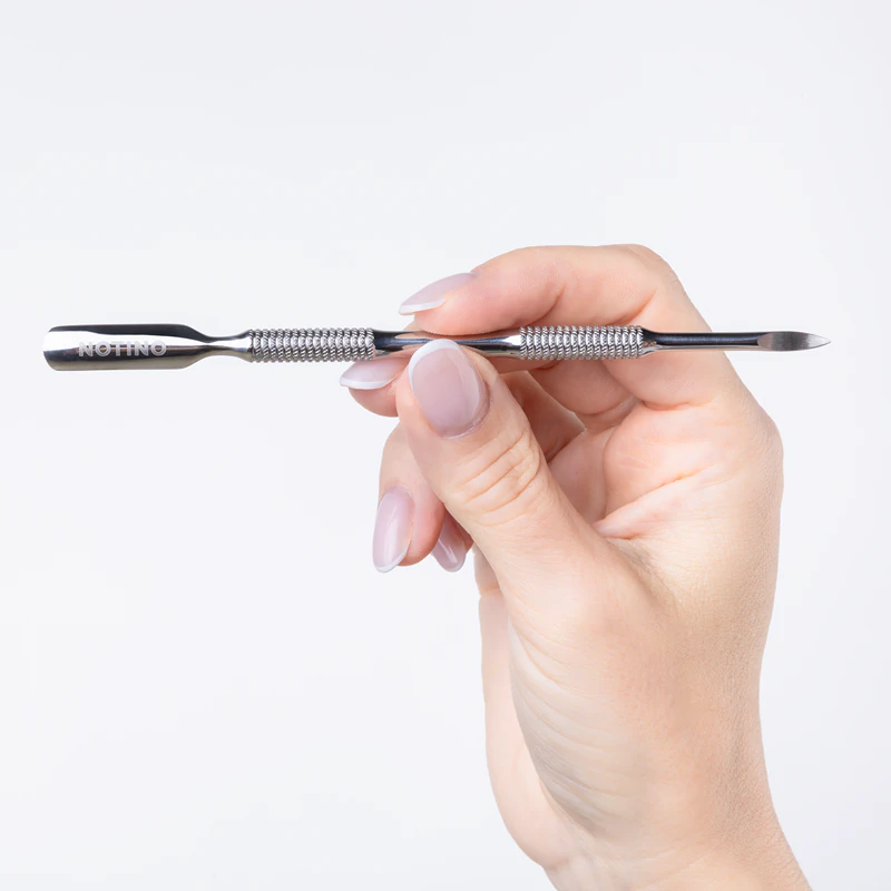 Conjunto multifuncional para cuidados com cutículas Notino Nail Tools: empurrador de cutículas e espátula.