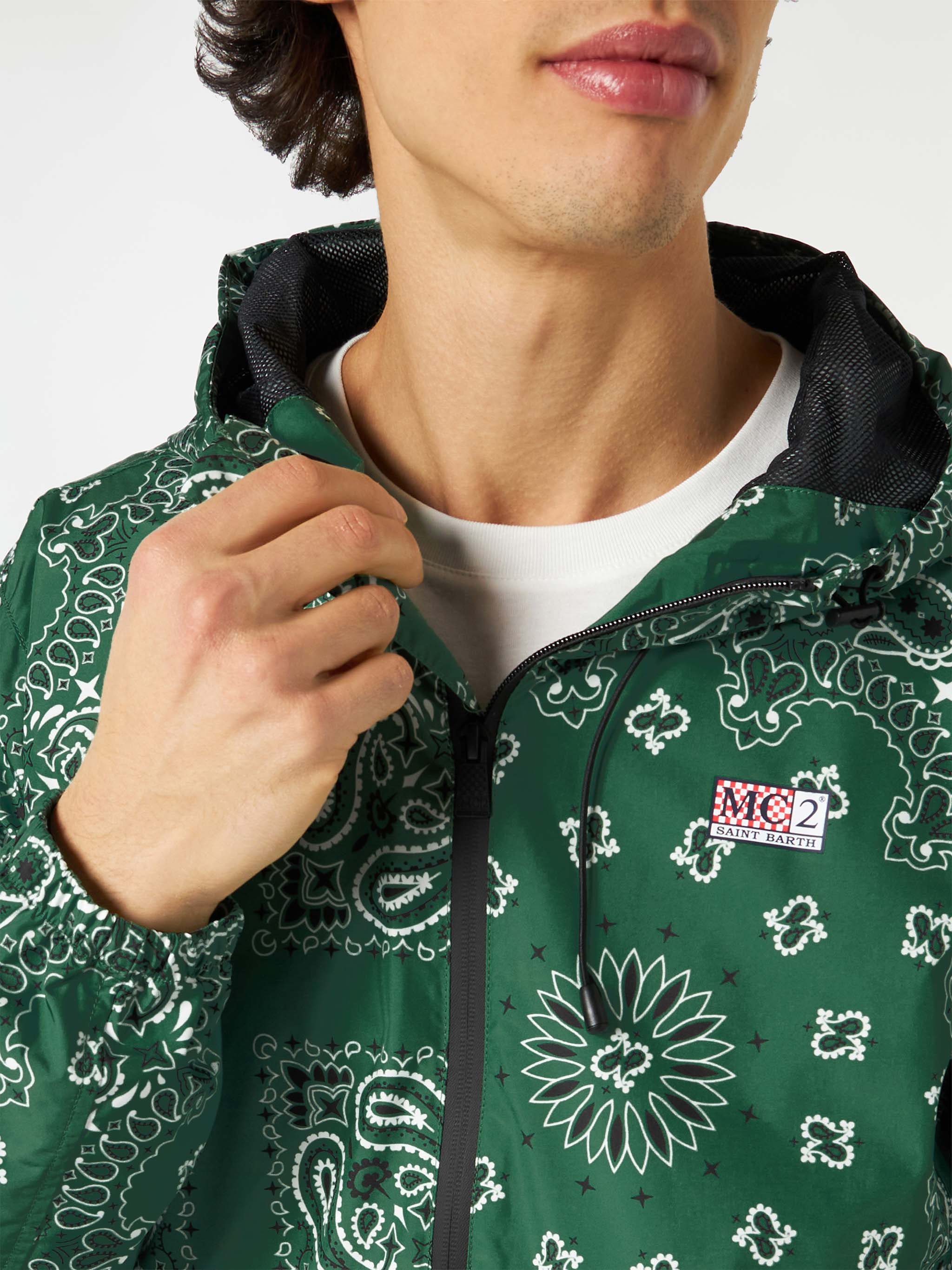 Leichte Herren-Windjacke mit Kapuze und Bandana-Print