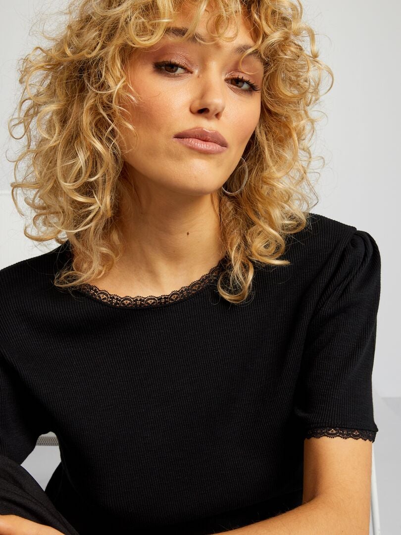 Camiseta canelada com detalhes em renda - preta