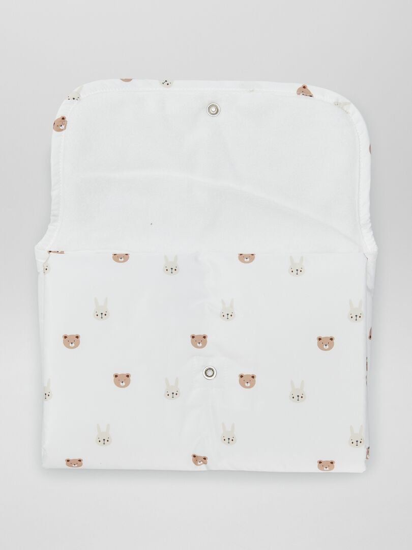 Verschoonmatje met dierenprint - WIT