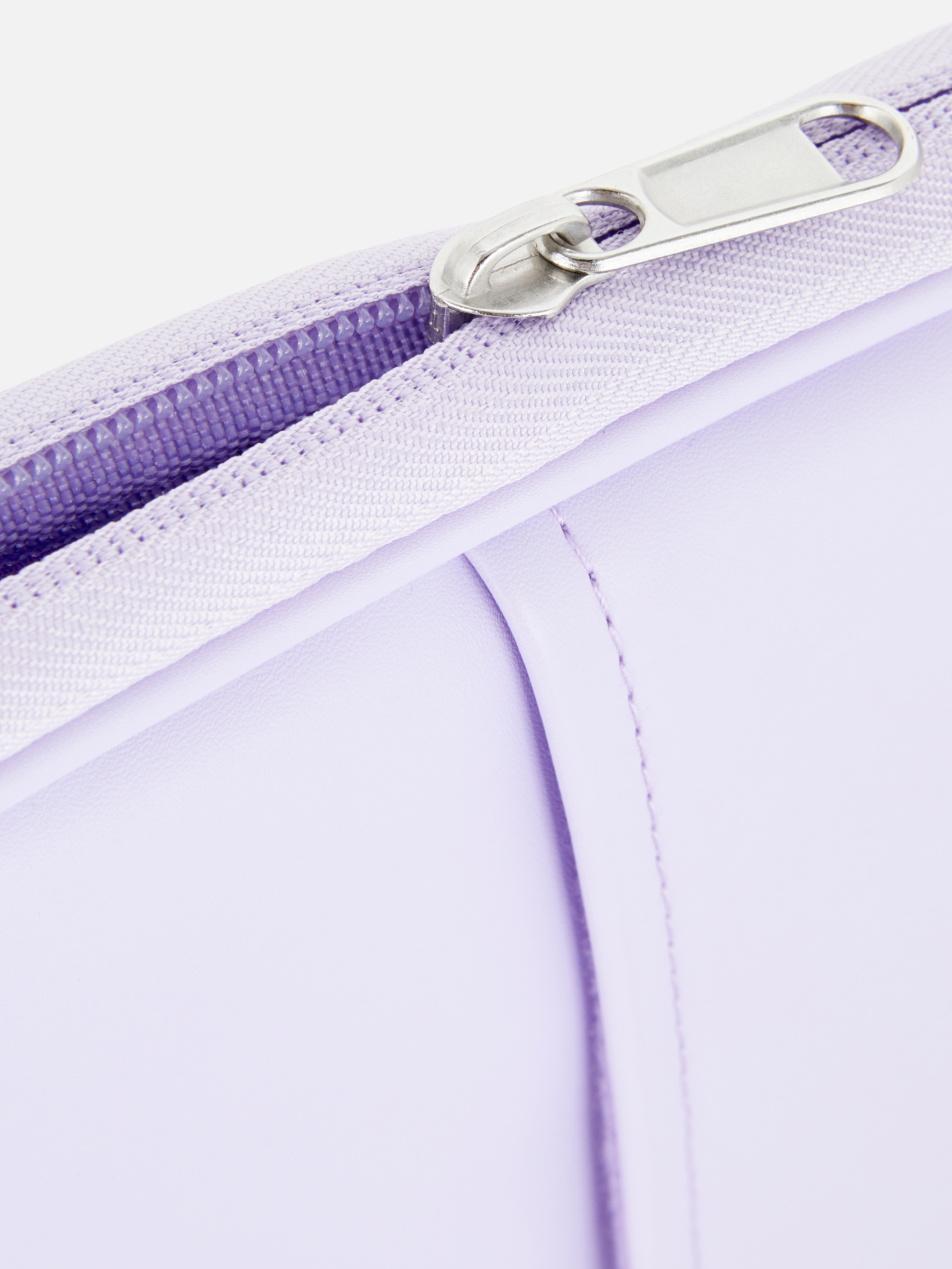 Laptoptasche aus Kunstleder. Eine Laptoptasche aus Kunstleder mit Reißverschluss und Einsteckfach.