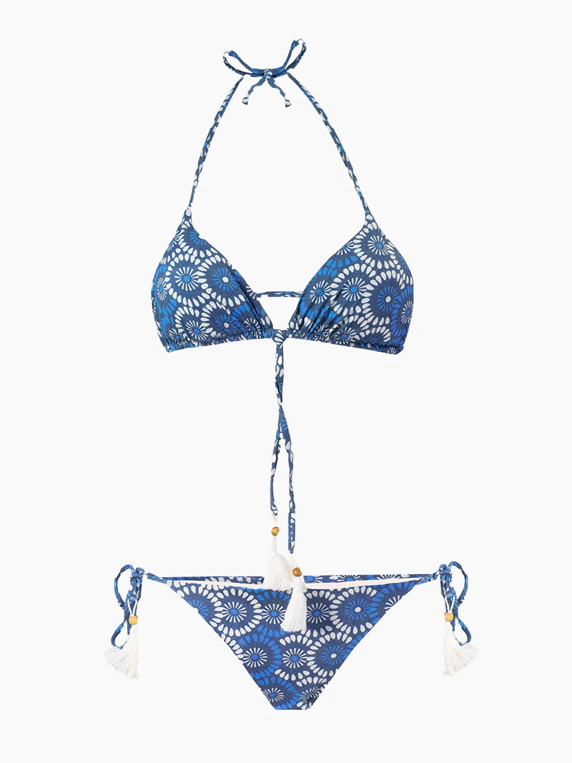 Driehoekige bikini met bloemenprint op denim.